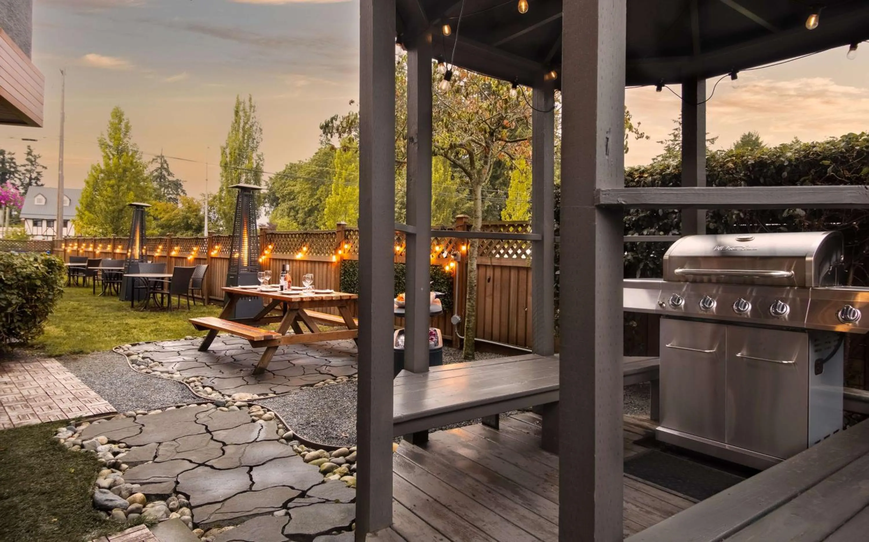 Food and drinks in Coast Parksville Hotel