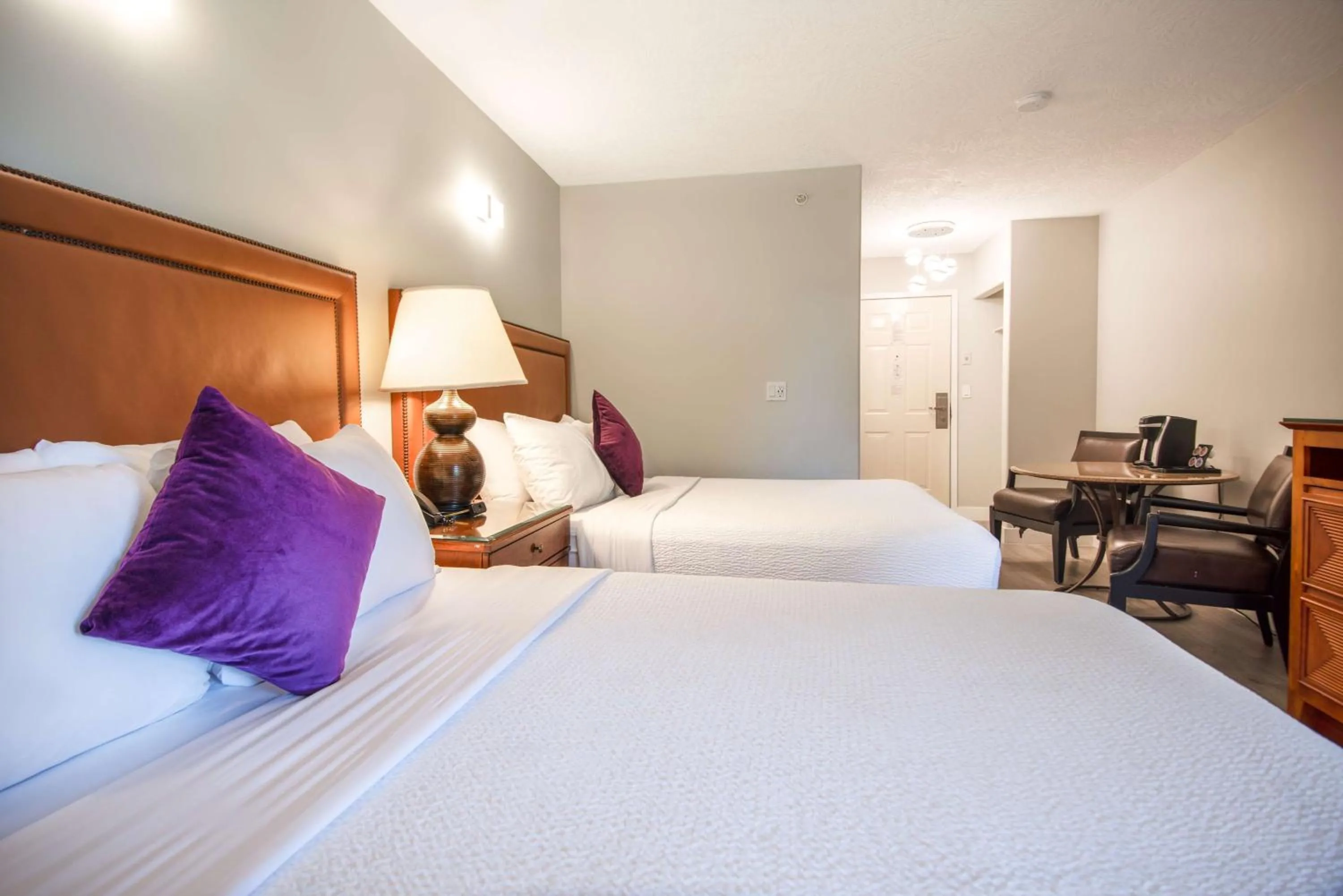 Bedroom, Bed in Coast Parksville Hotel