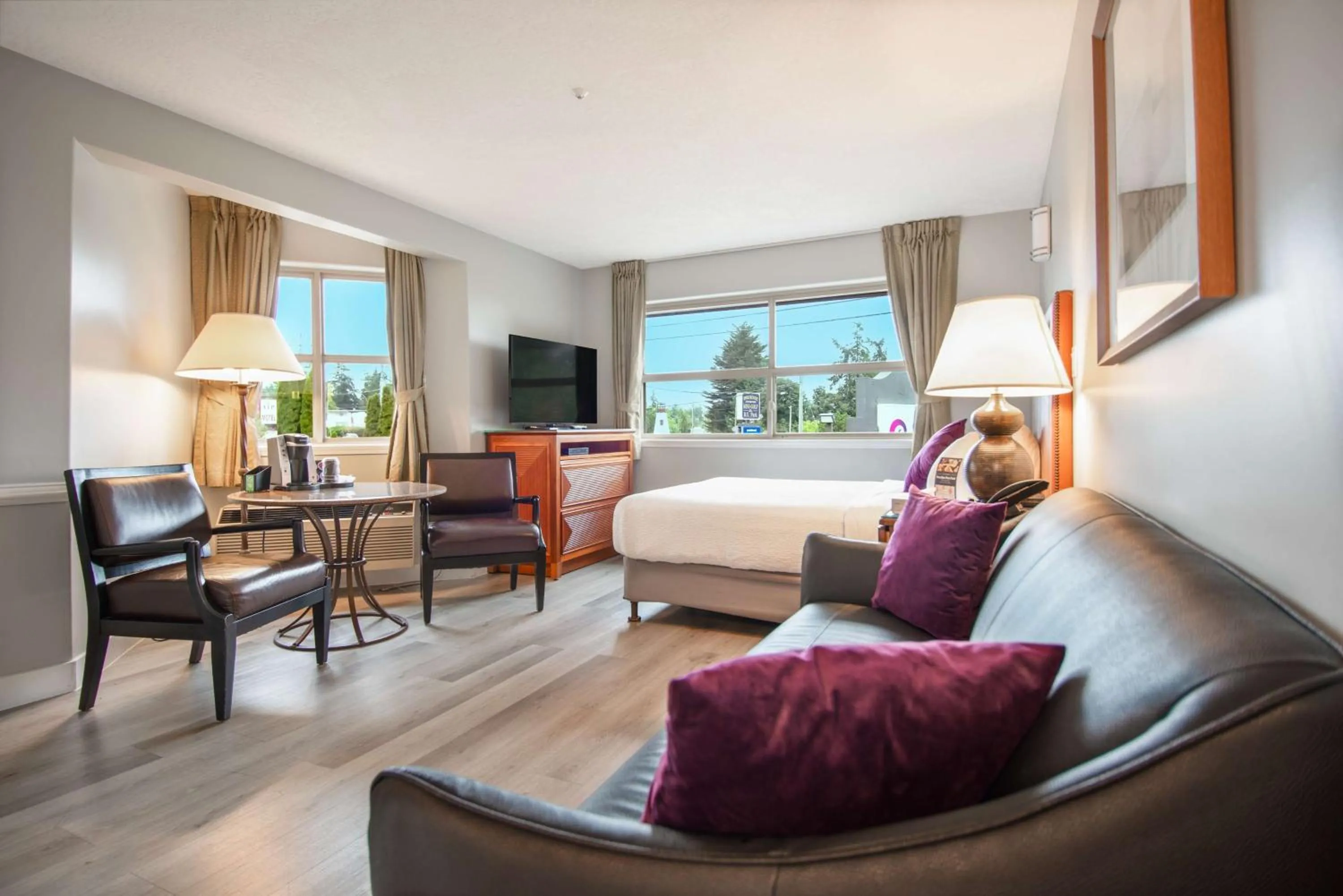 Photo of the whole room in Coast Parksville Hotel