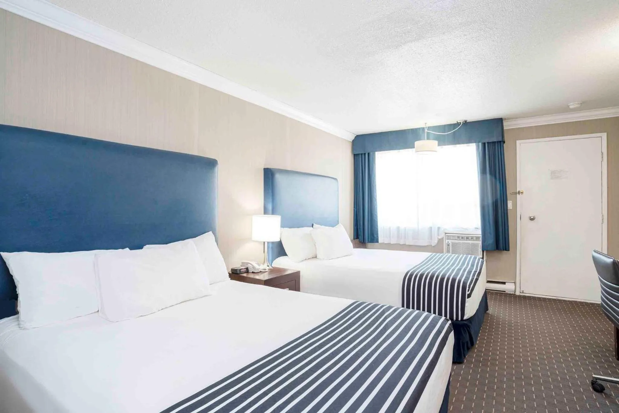 Bedroom, Bed in Sandman Inn Blue River