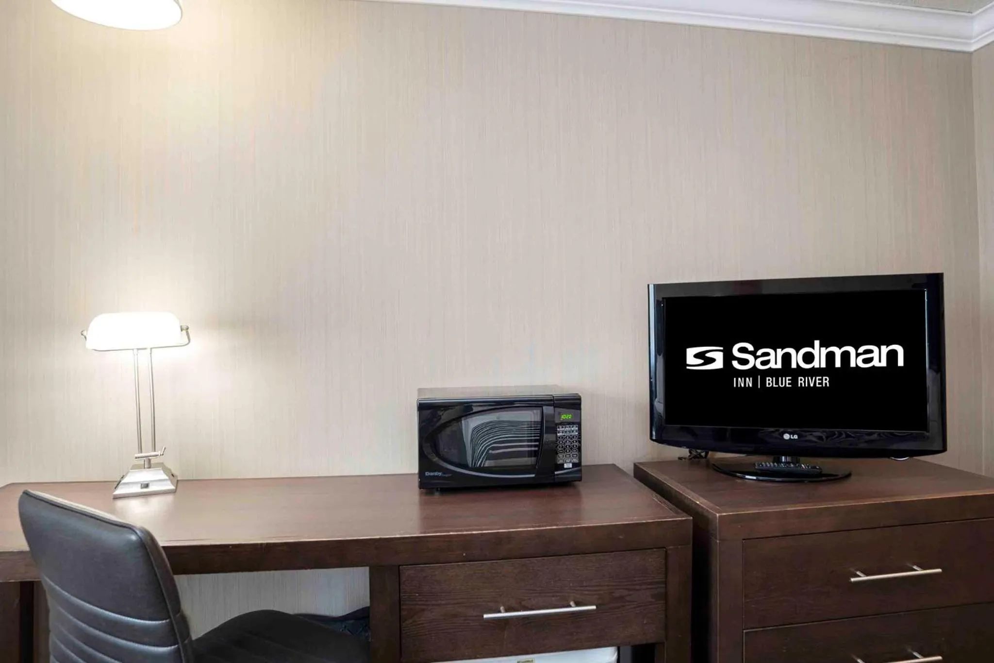 Bedroom in Sandman Inn Blue River