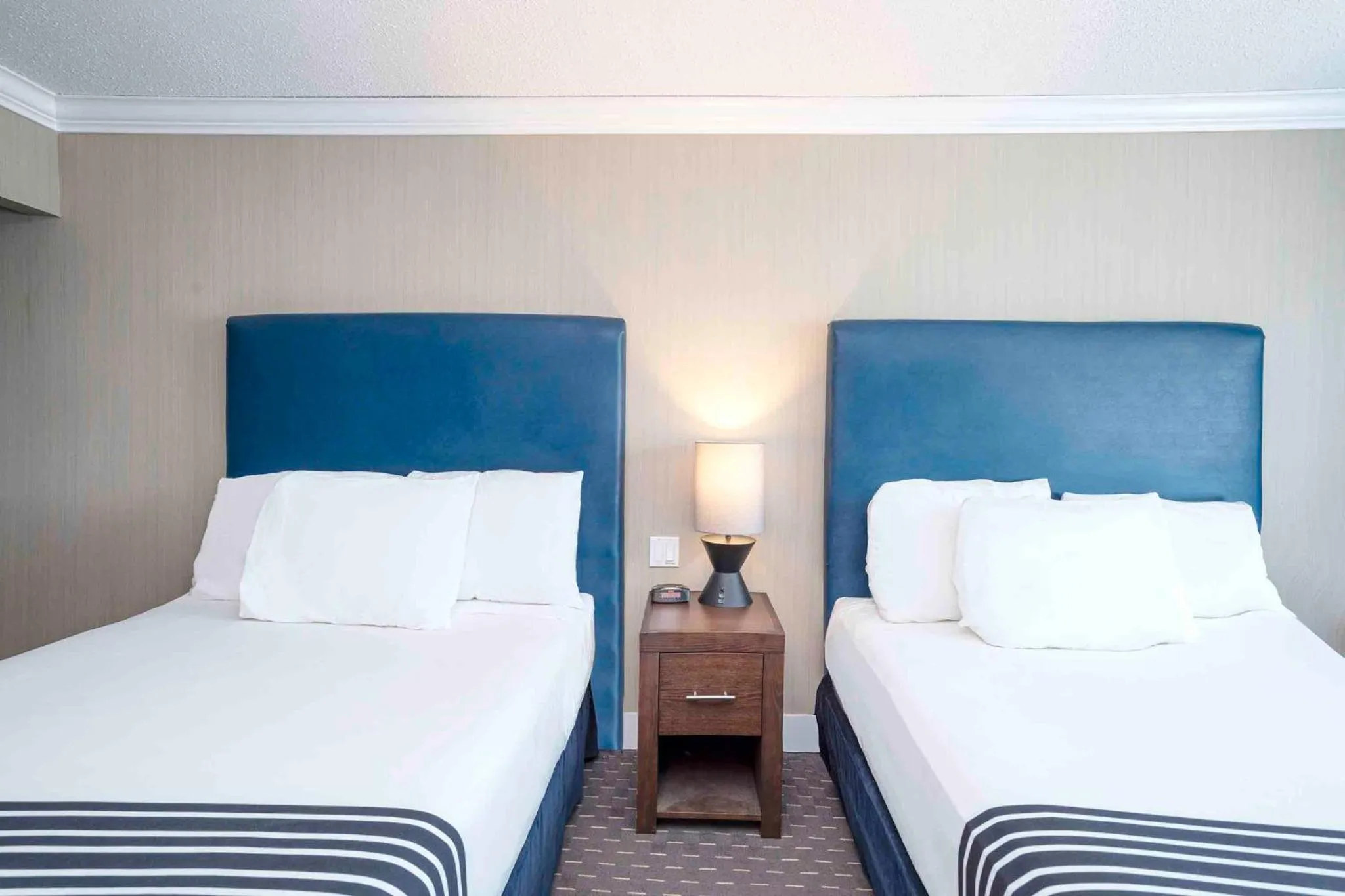 Photo of the whole room, Bed in Sandman Inn Blue River