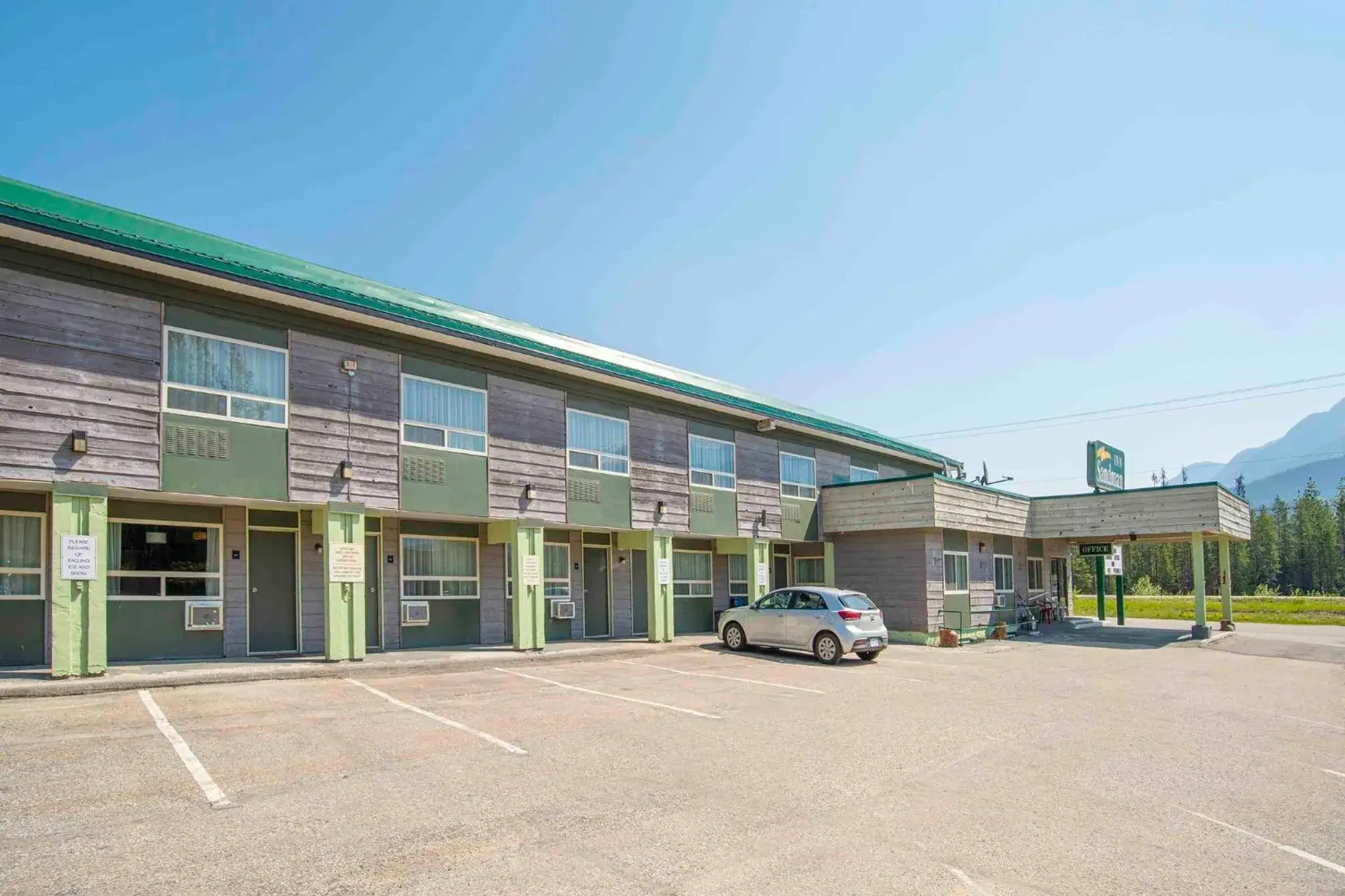 Property building in Sandman Inn Blue River Property building in Sandman Inn Blue River