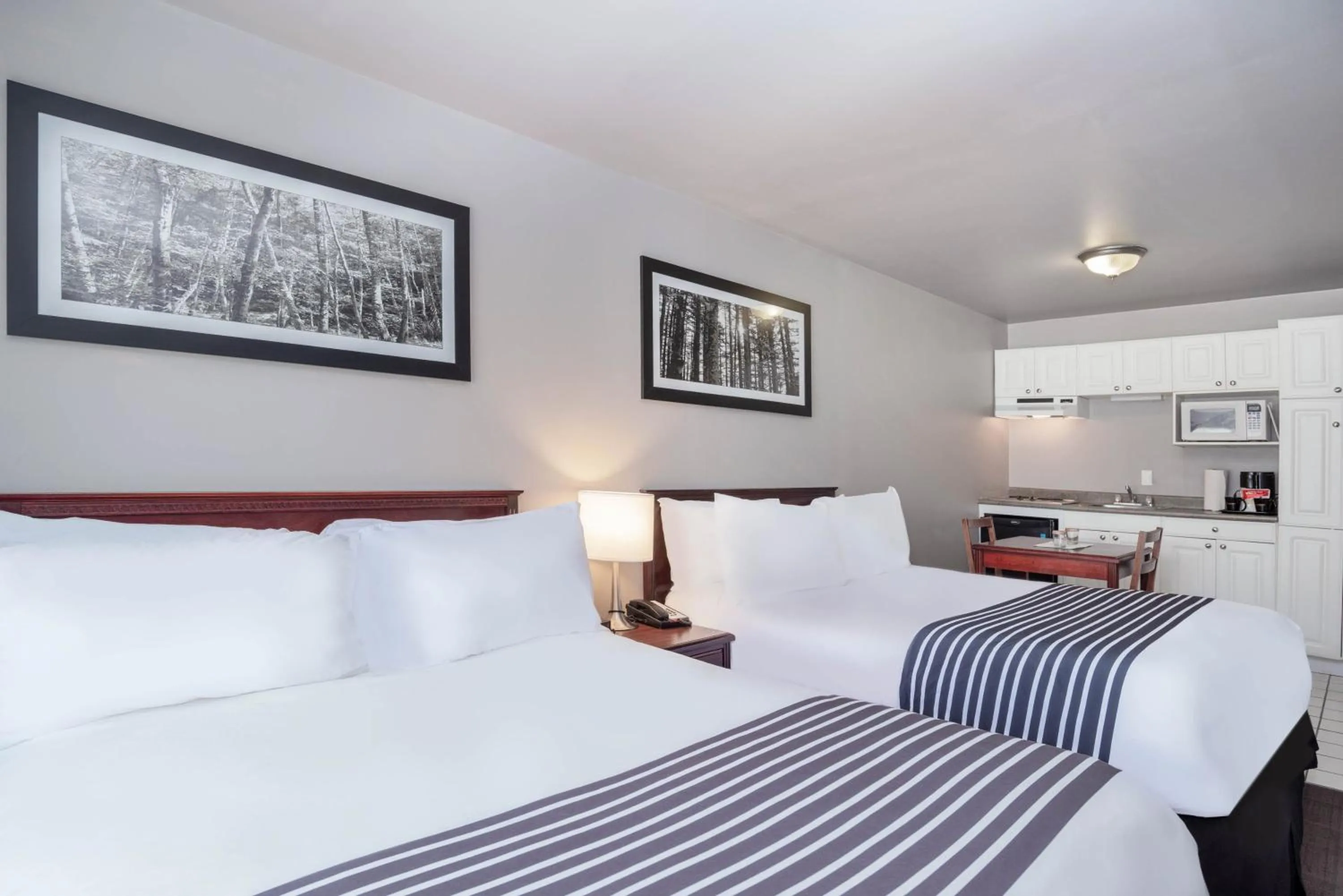 Photo of the whole room, Bed in Sandman Inn Cache Creek