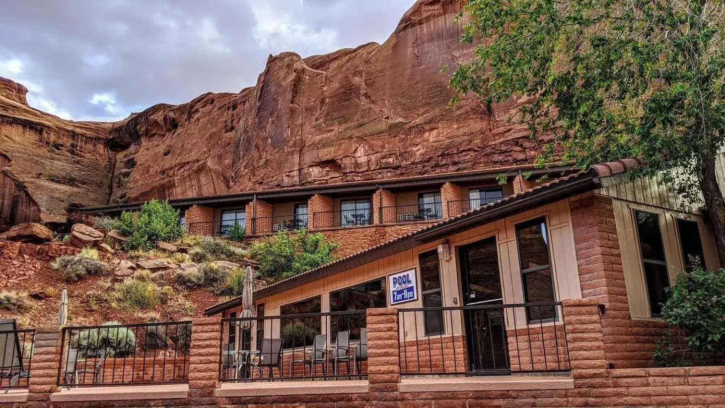 Property building in Goulding's Lodge Property building in Goulding's Lodge