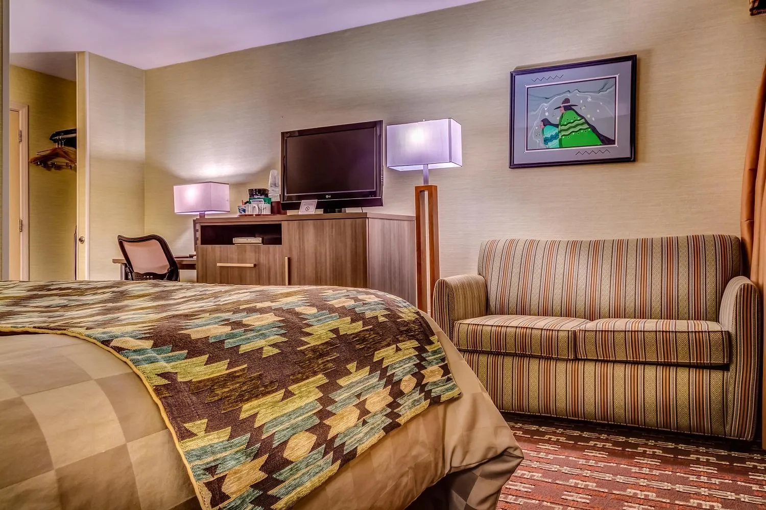 Seating area, Bed in Goulding's Lodge