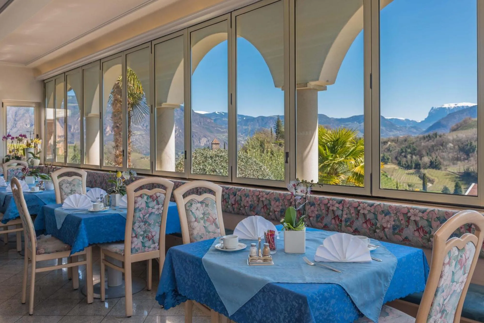 Restaurant/places to eat in Hotel Weinberg