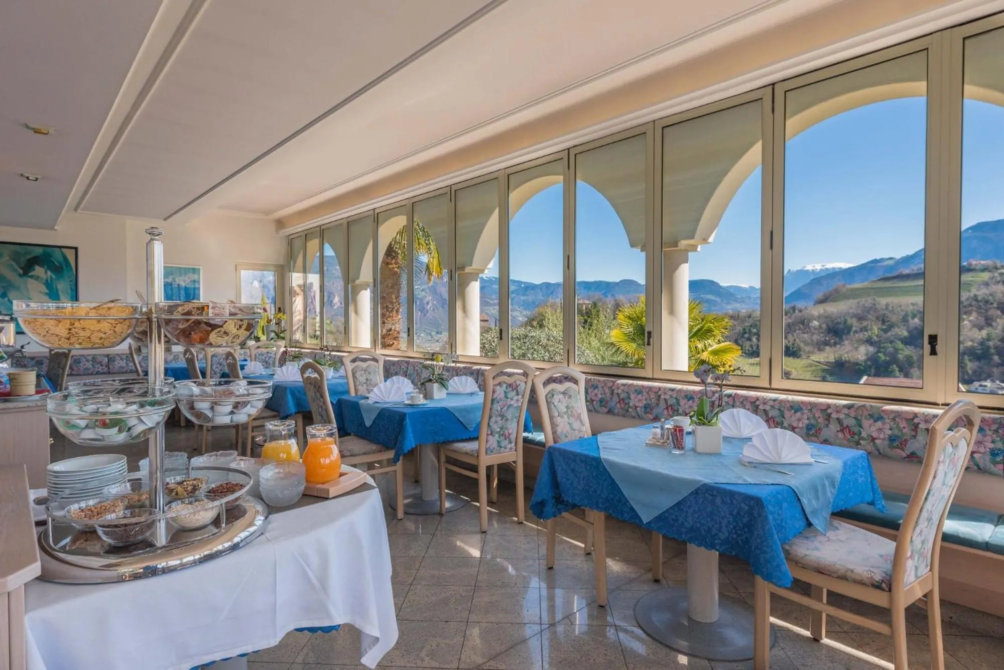 Restaurant/places to eat in Hotel Weinberg
