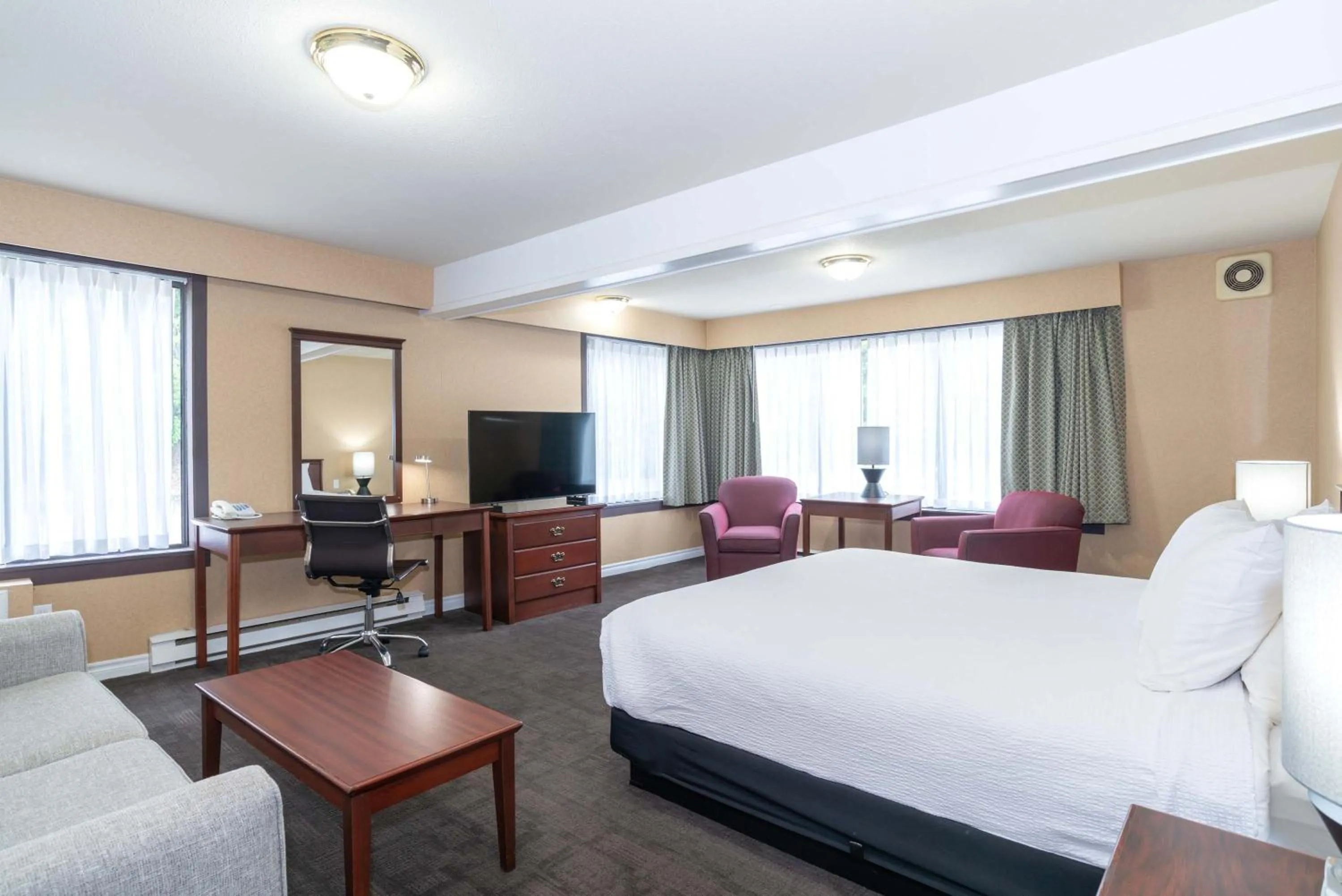 Photo of the whole room, Bed in Sandman Hotel Castlegar