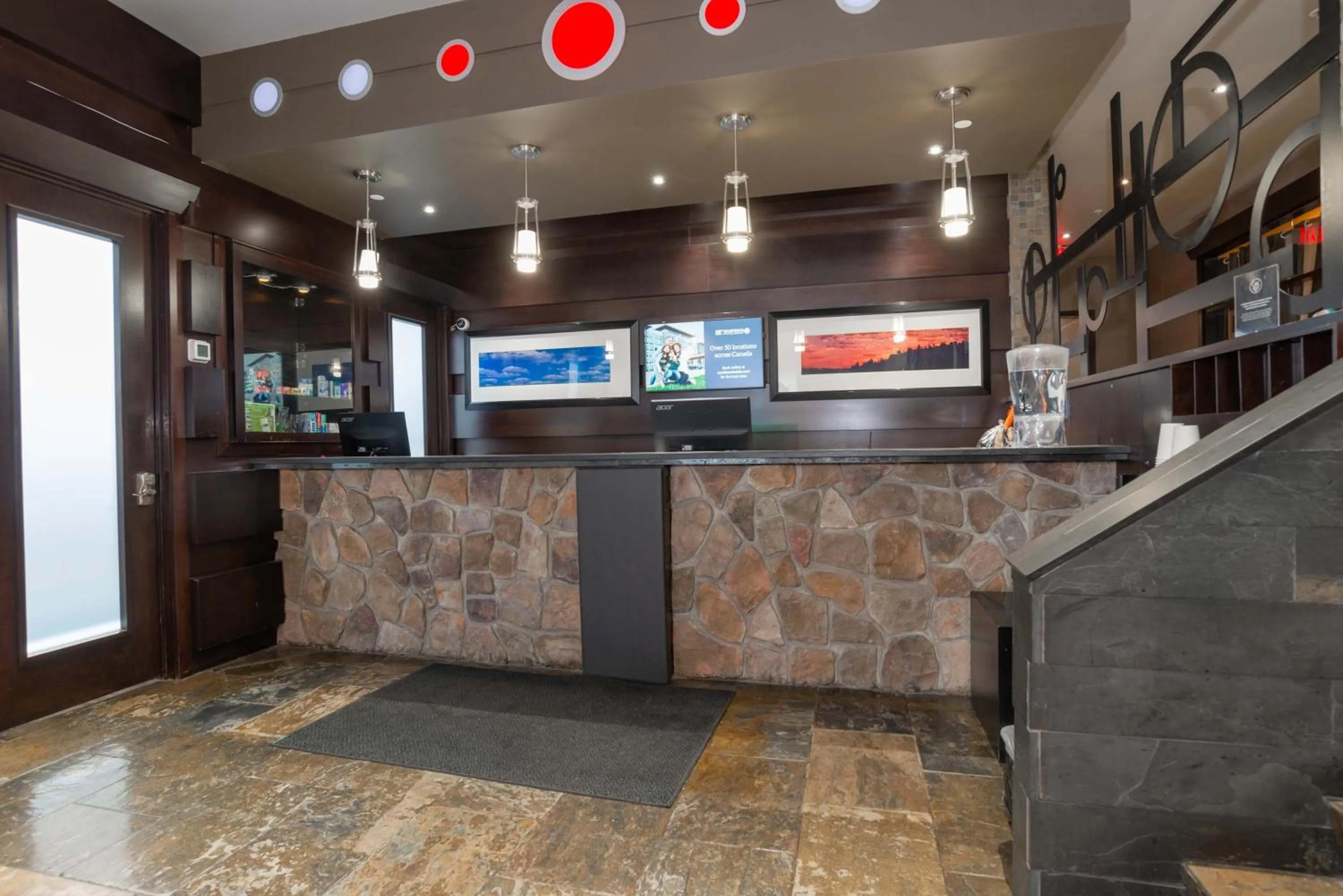 Lobby or reception in Sandman Hotel Castlegar