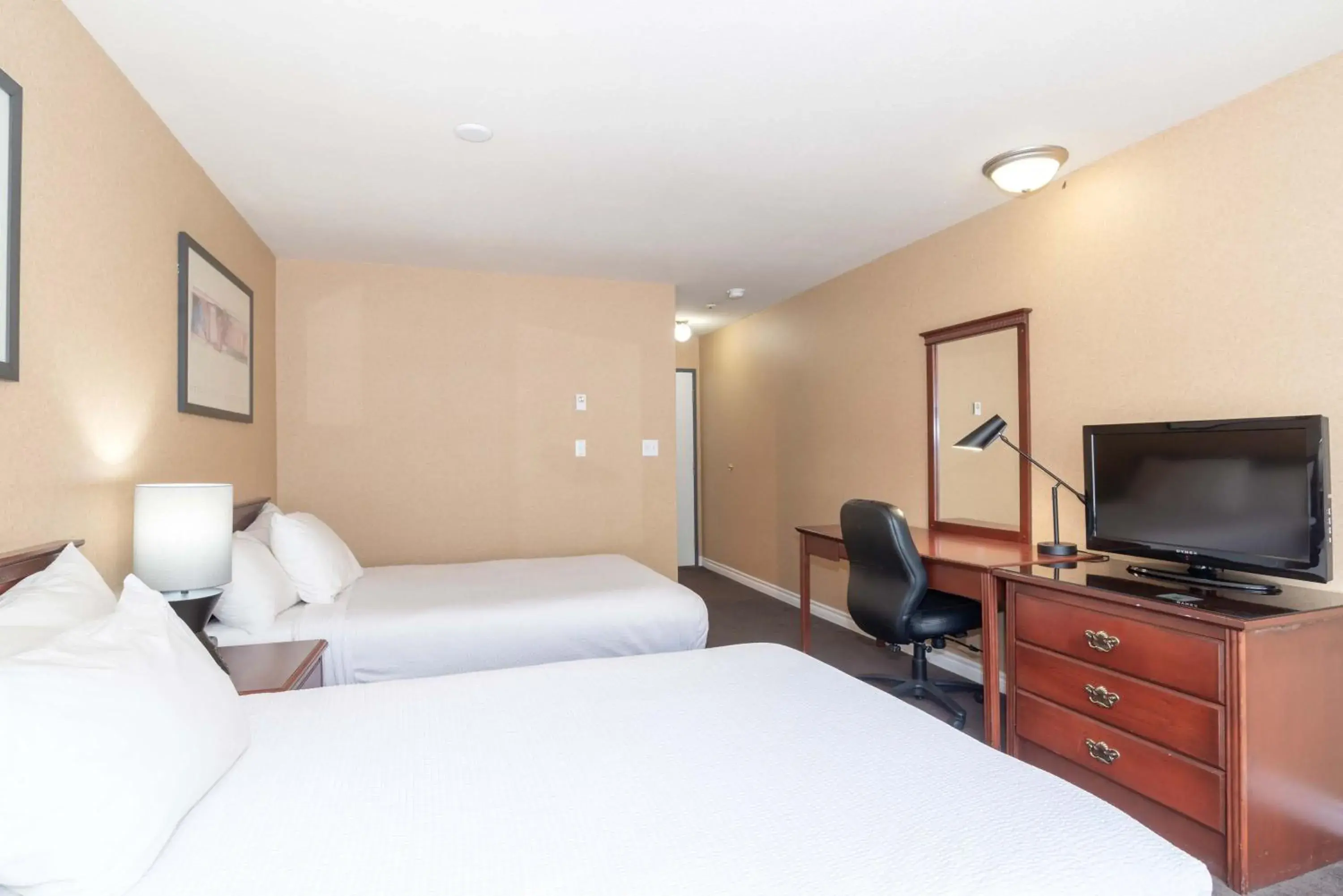 Photo of the whole room, Bed in Sandman Hotel Castlegar Photo of the whole room, Bed in Sandman Hotel Castlegar