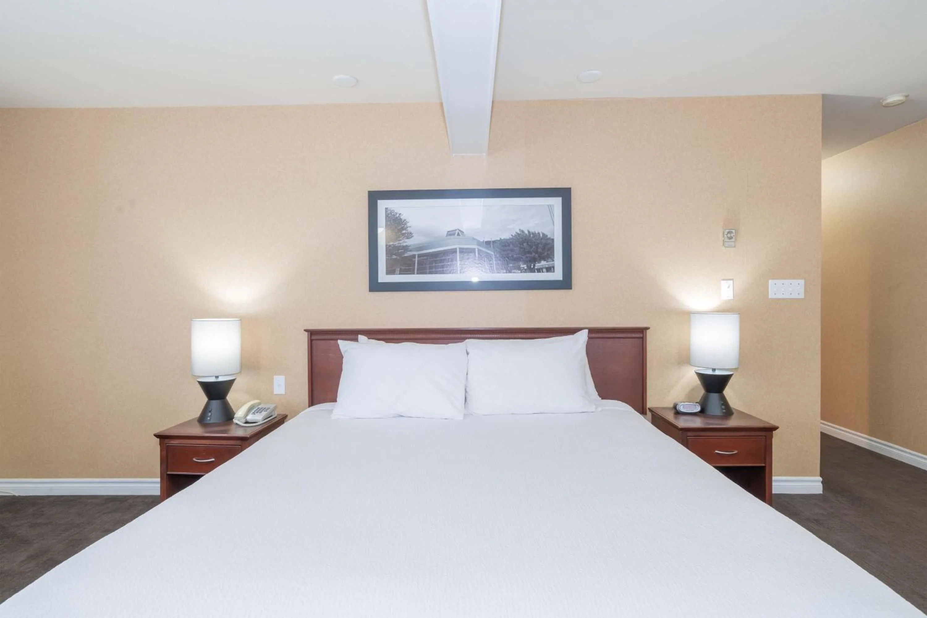 Photo of the whole room, Bed in Sandman Hotel Castlegar