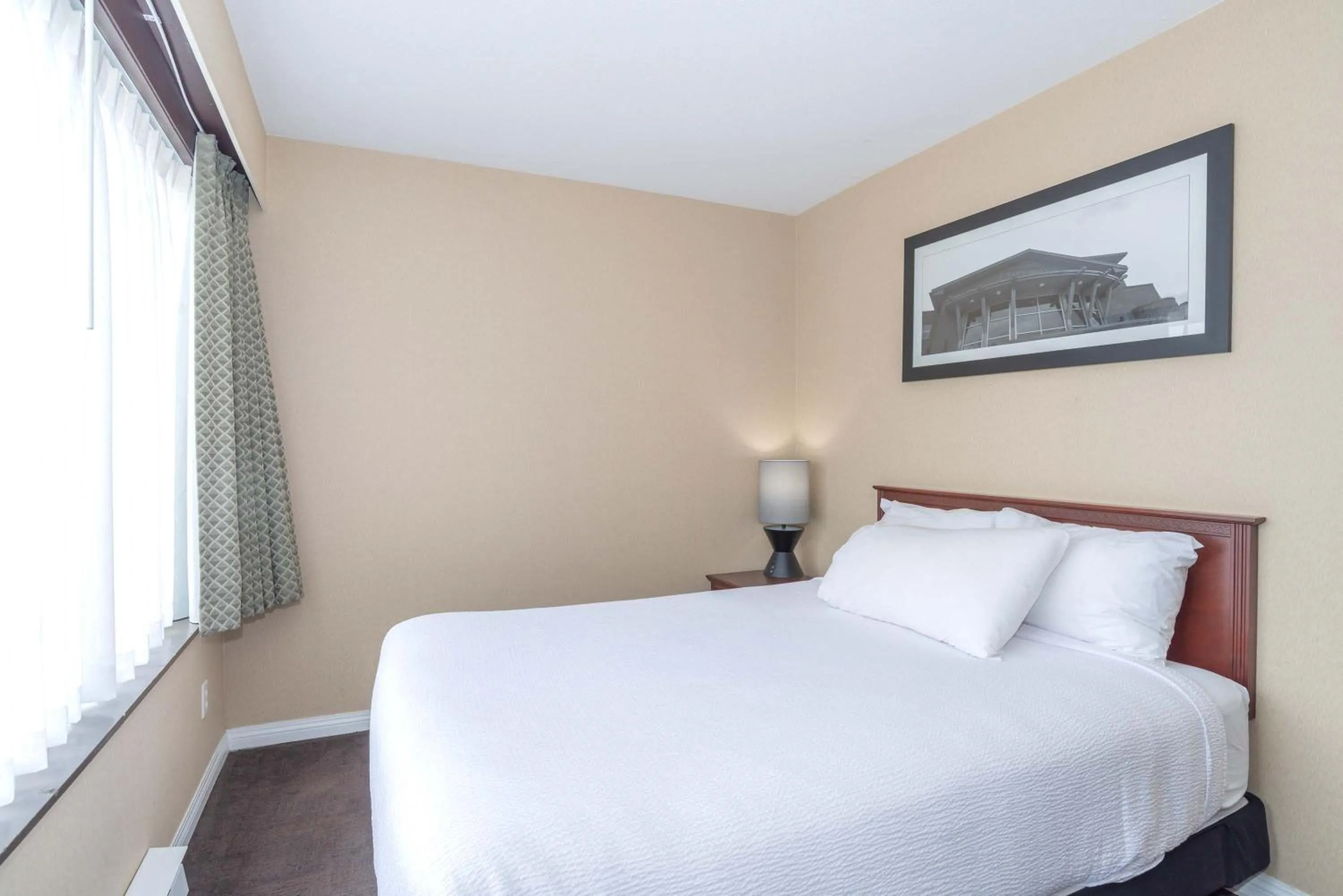Photo of the whole room, Bed in Sandman Hotel Castlegar