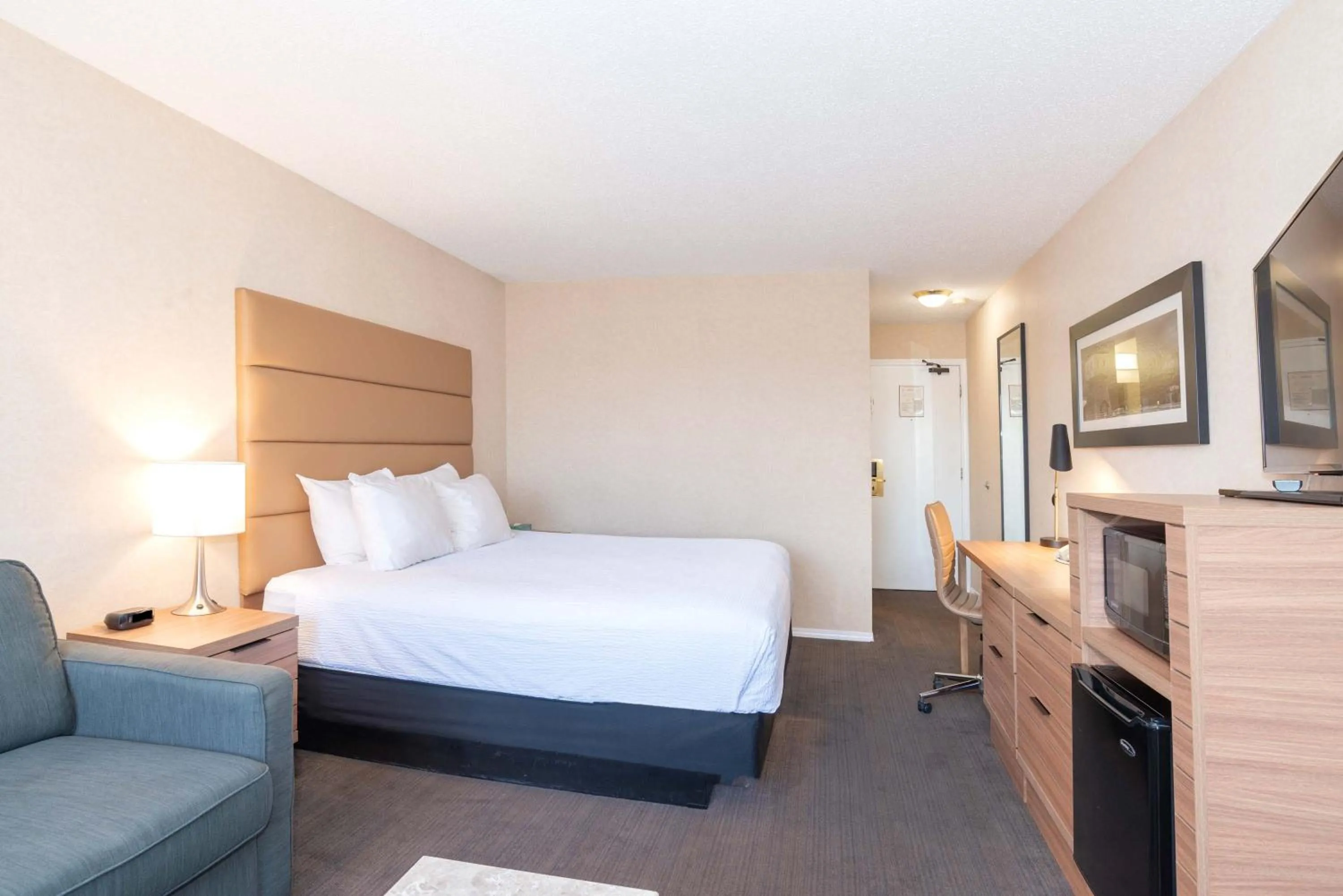 Photo of the whole room, Bed in Sandman Hotel Cranbrook