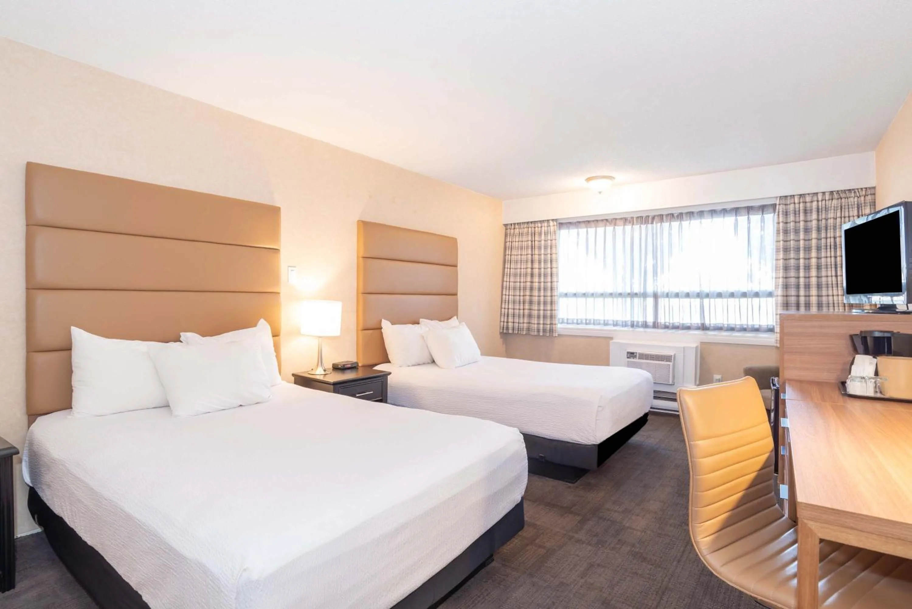 Photo of the whole room, Bed in Sandman Hotel Cranbrook