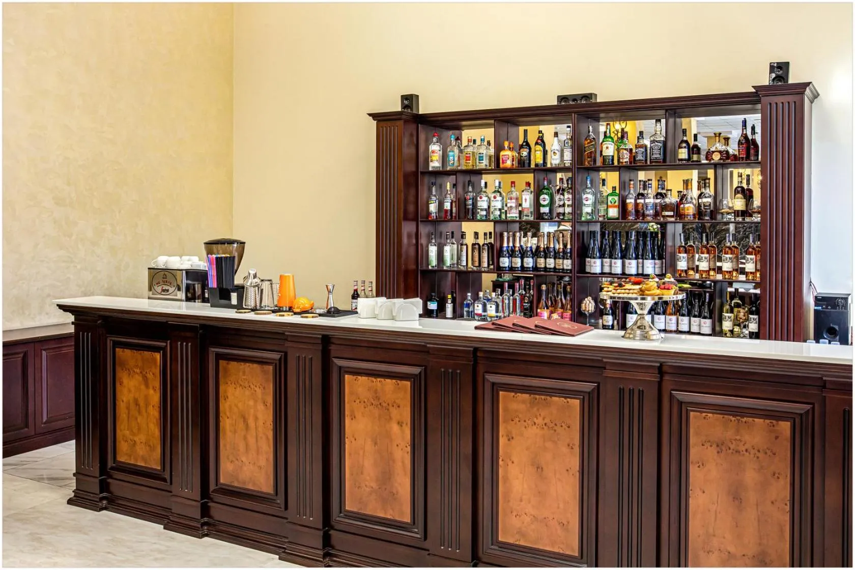 Lounge or bar in Ani Grand Hotel Yerevan