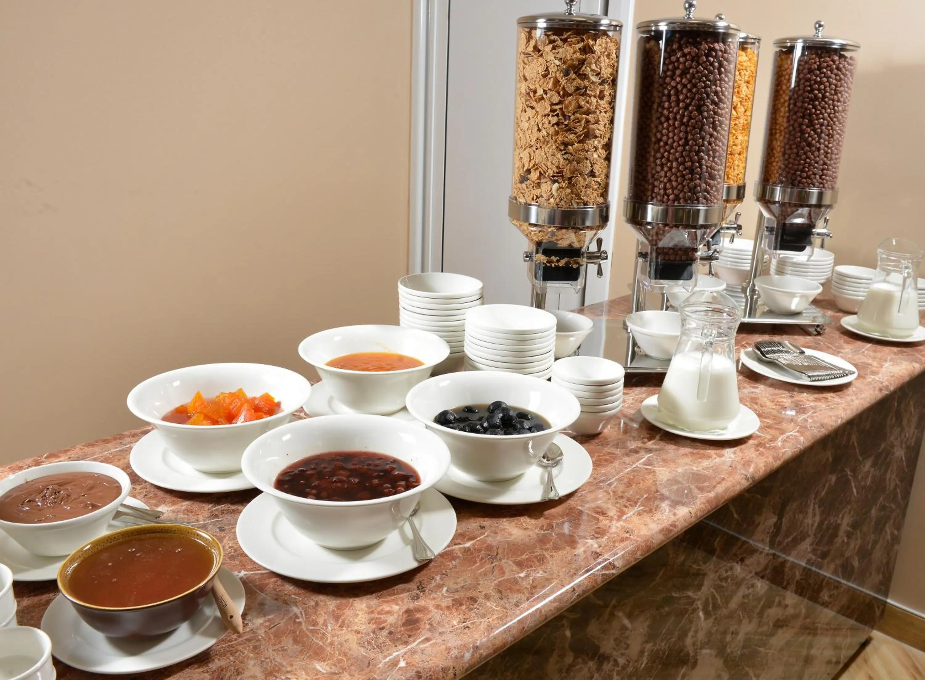 Coffee/tea facilities in Ani Grand Hotel Yerevan