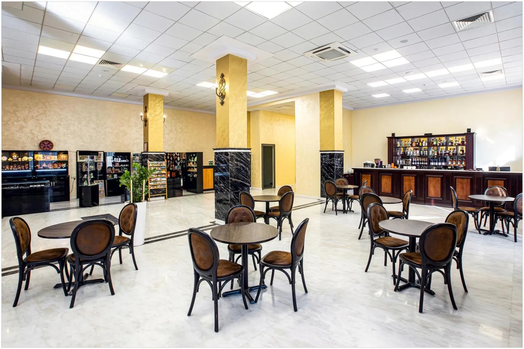 Lounge or bar in Ani Grand Hotel Yerevan