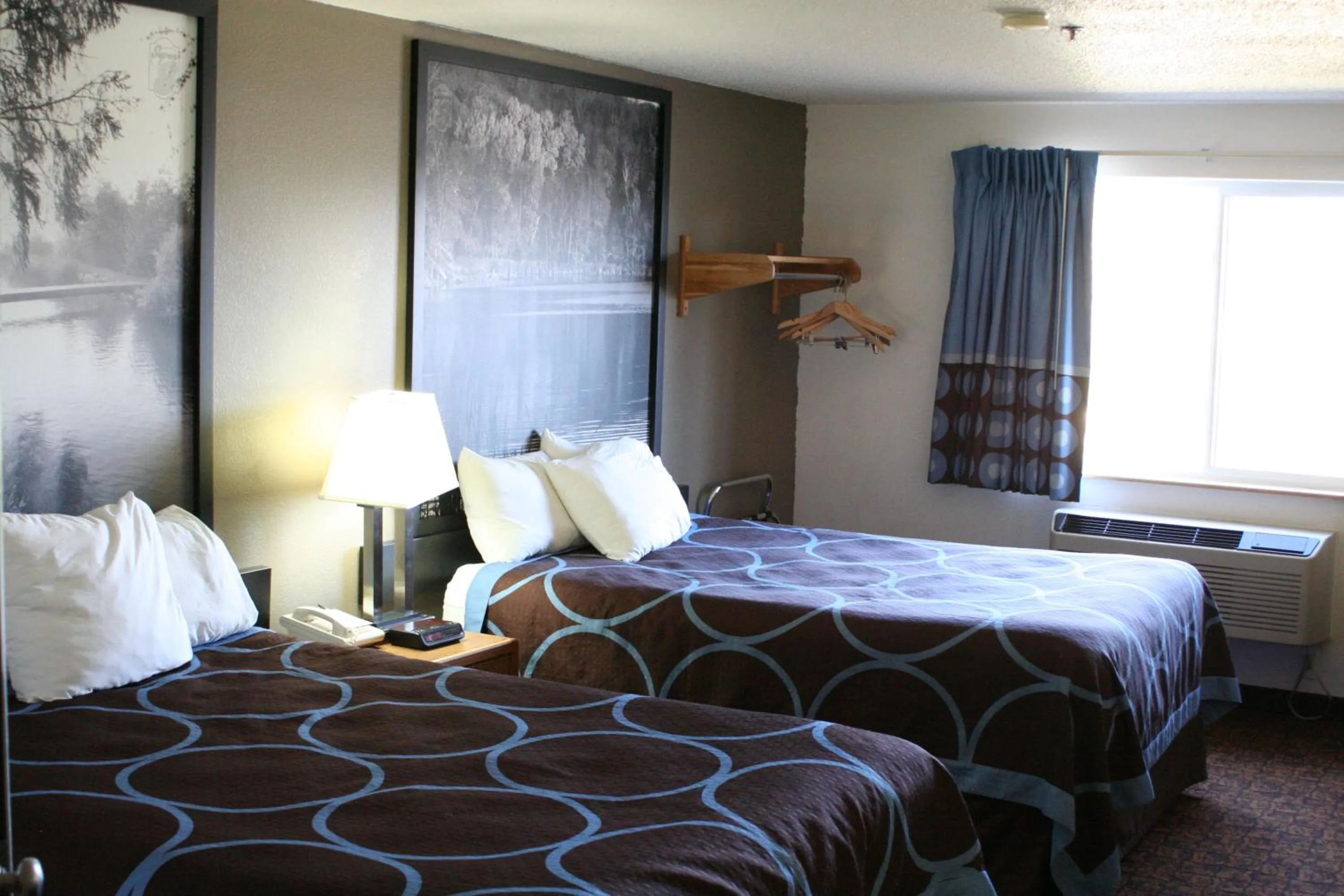 Photo of the whole room, Bed in Super 8 by Wyndham Park Rapids