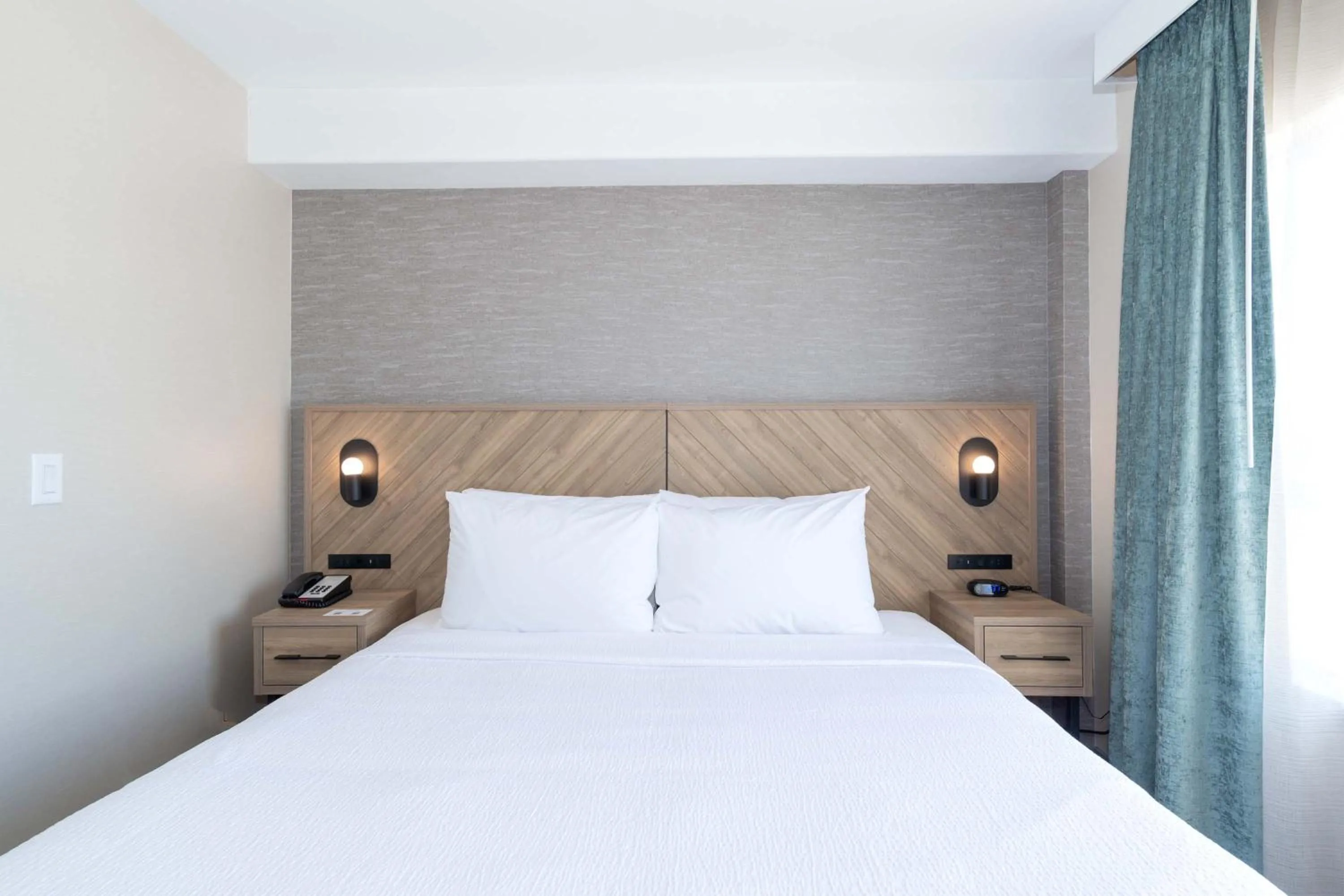 Photo of the whole room, Bed in Sandman Hotel Quesnel