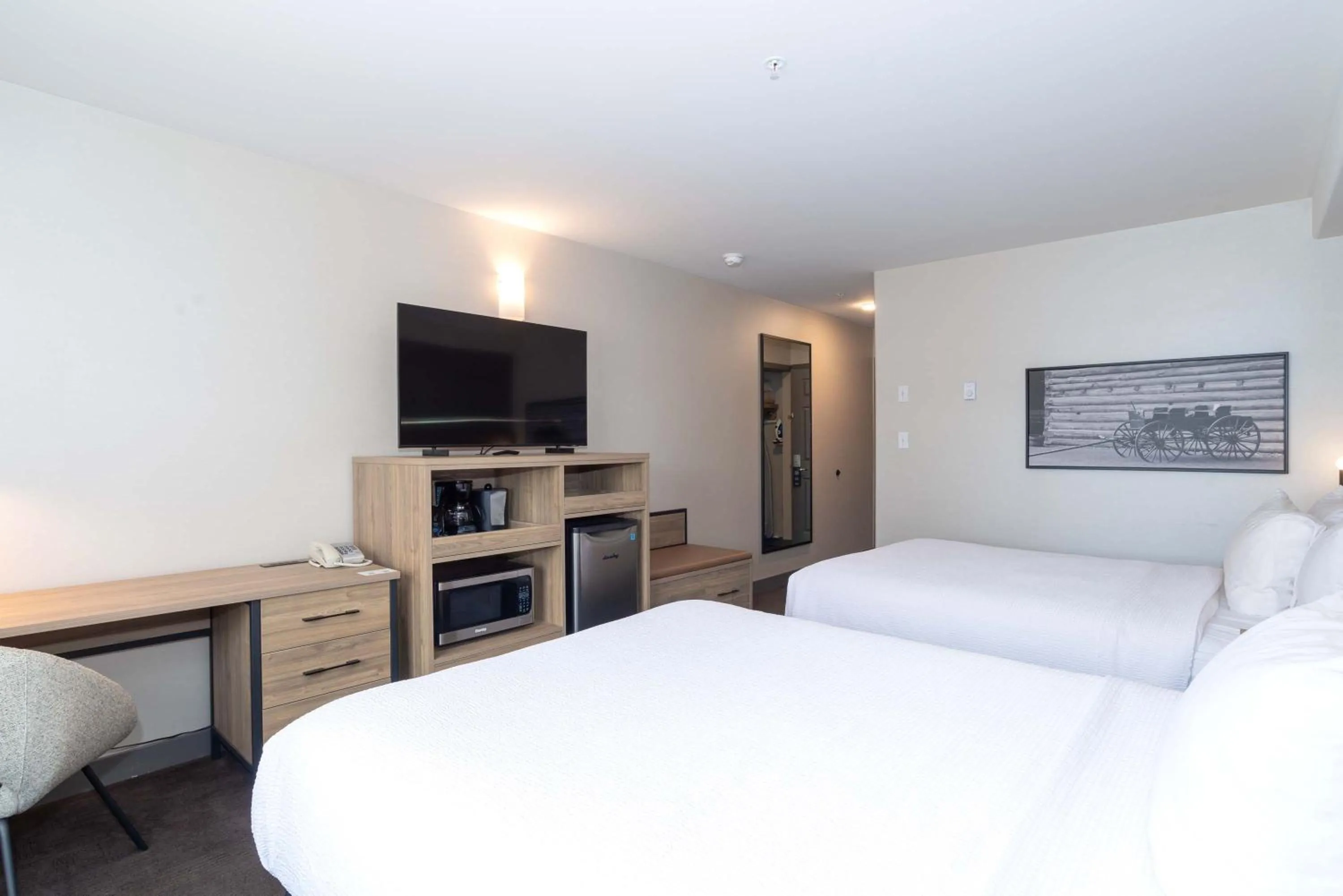 Photo of the whole room, Bed in Sandman Hotel Quesnel