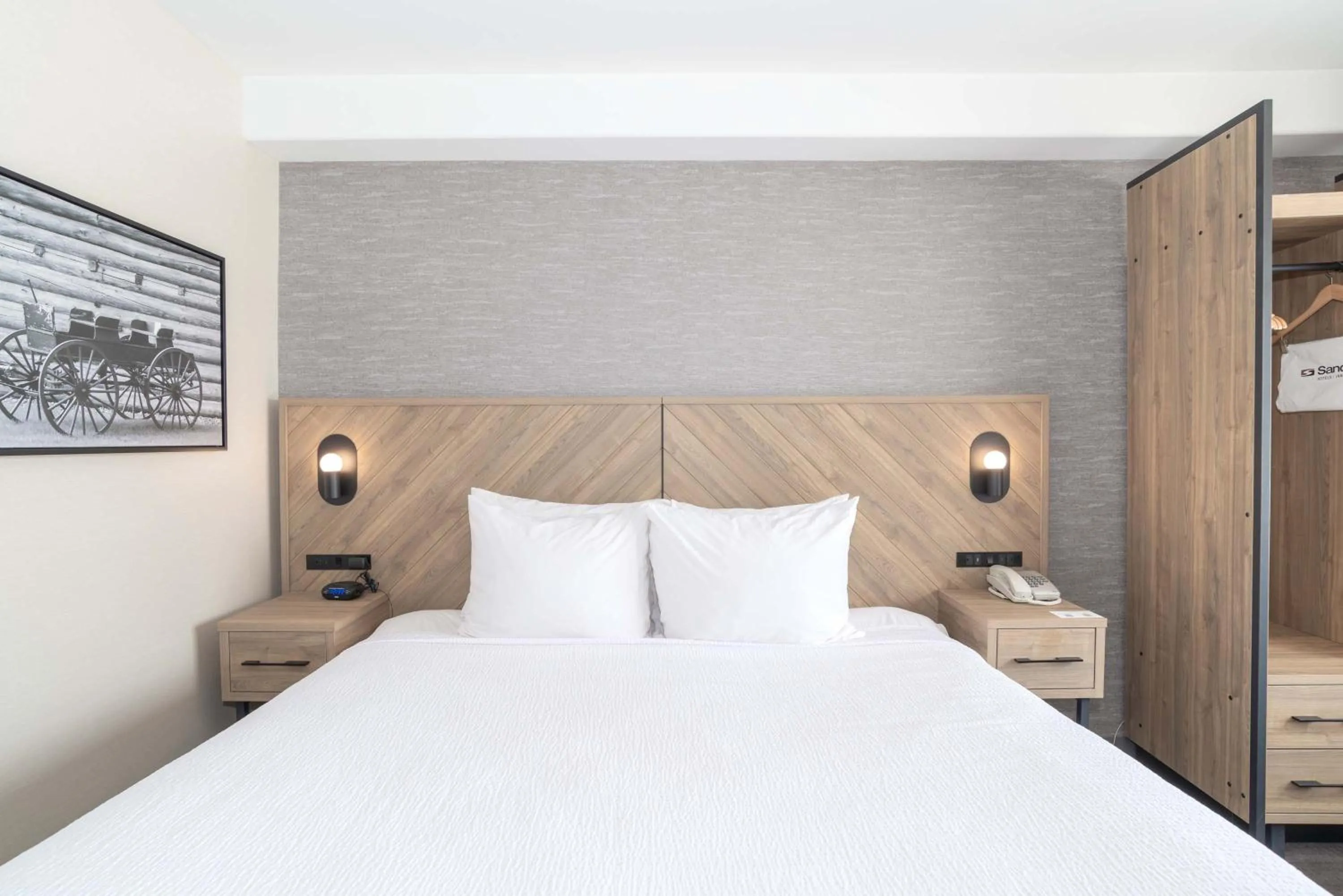 Photo of the whole room, Bed in Sandman Hotel Quesnel