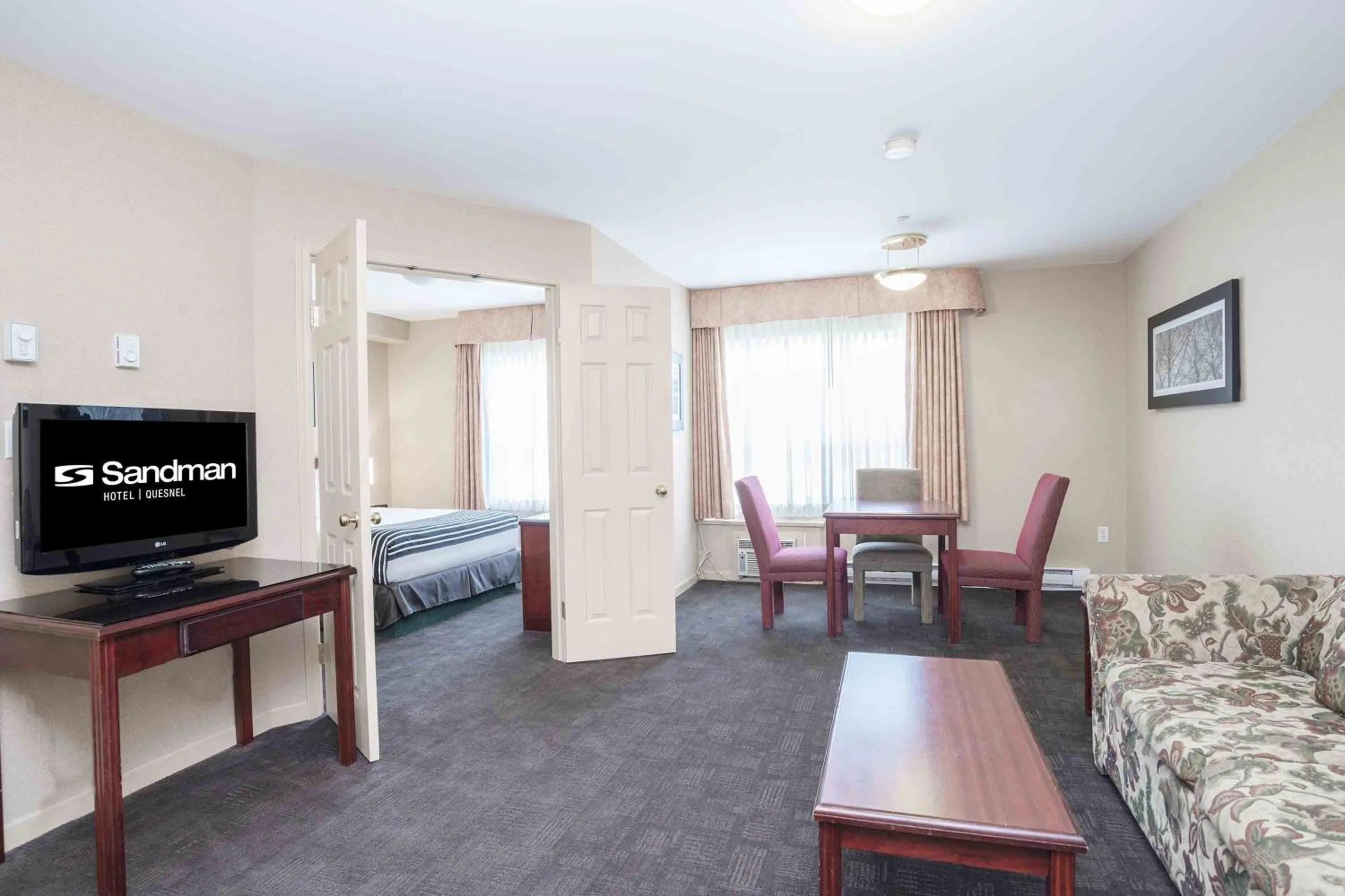 Living room in Sandman Hotel Quesnel