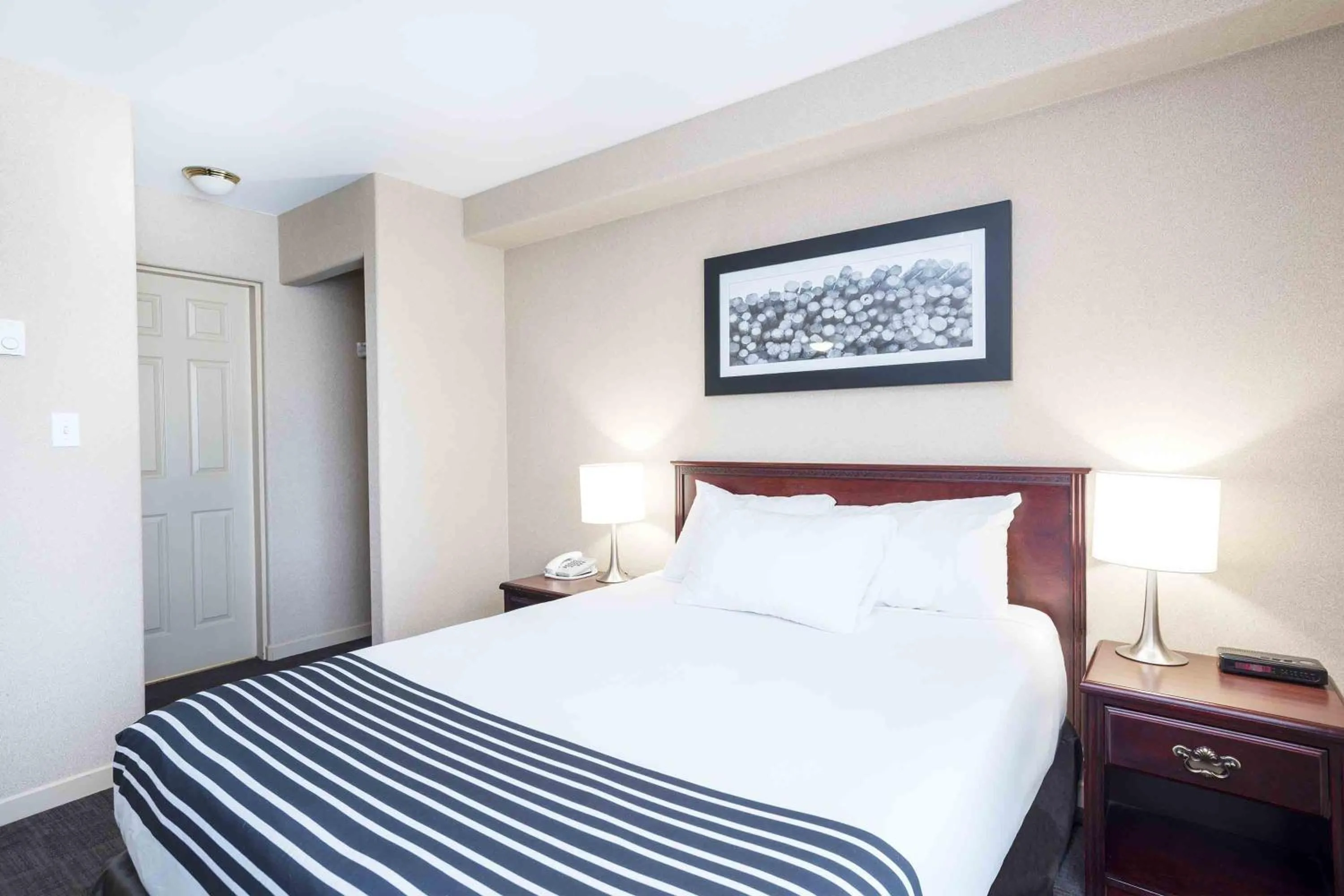 Photo of the whole room, Bed in Sandman Hotel Quesnel