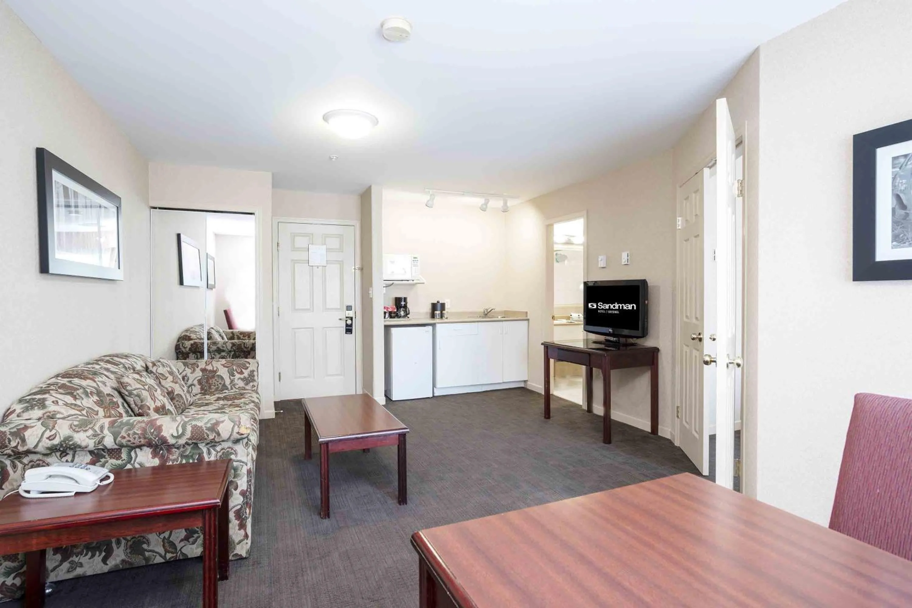 Living room in Sandman Hotel Quesnel