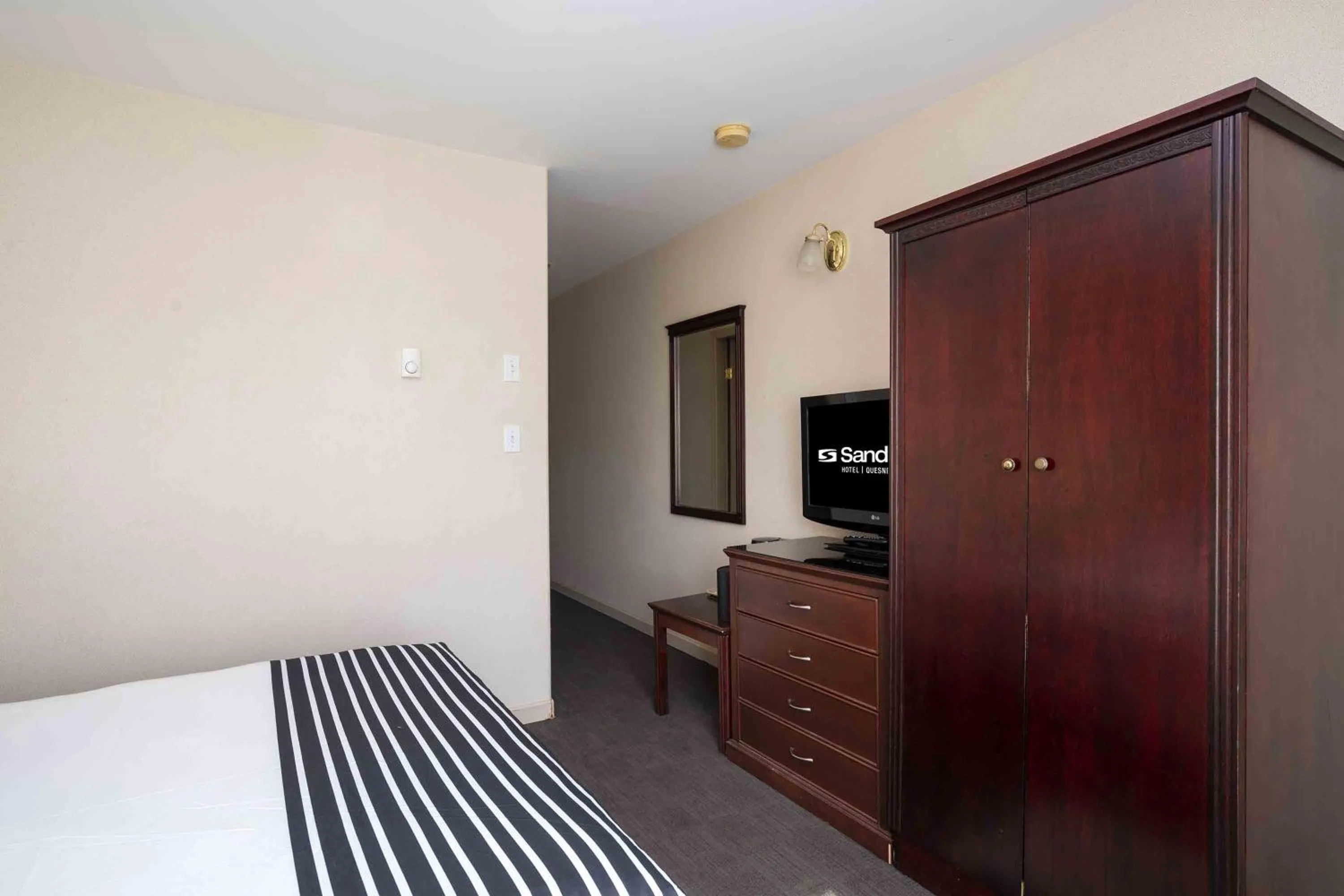 Bedroom, Bed in Sandman Hotel Quesnel