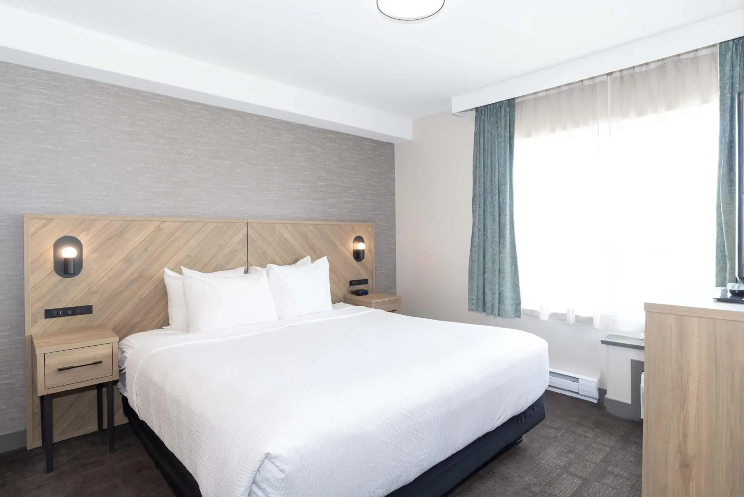 Grand Suite, 1 King Bed, Sofa Bed, Wet Bar in Sandman Hotel Quesnel Grand Suite, 1 King Bed, Sofa Bed, Wet Bar in Sandman Hotel Quesnel