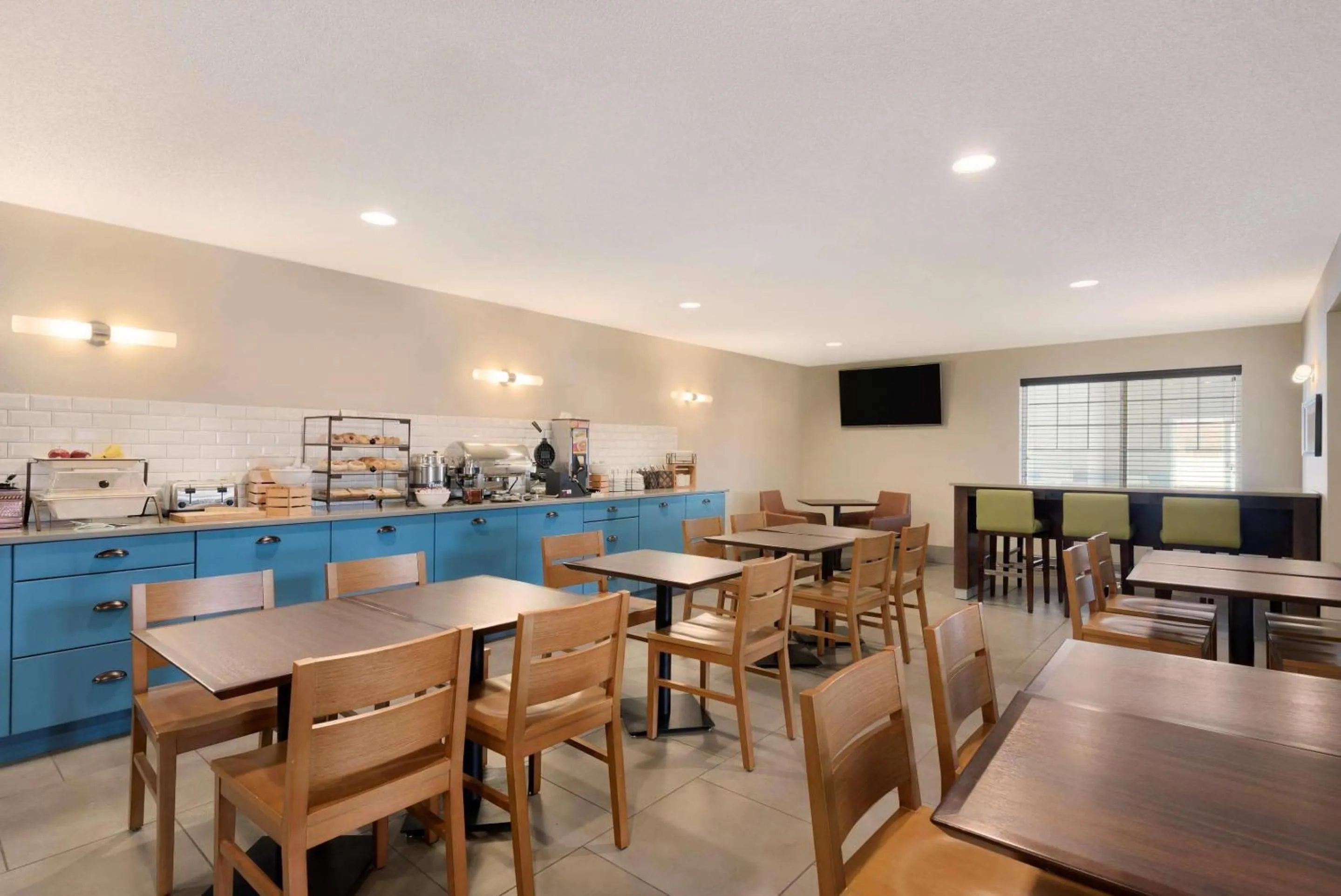 Breakfast in Country Inn & Suites by Radisson, Chippewa Falls, WI