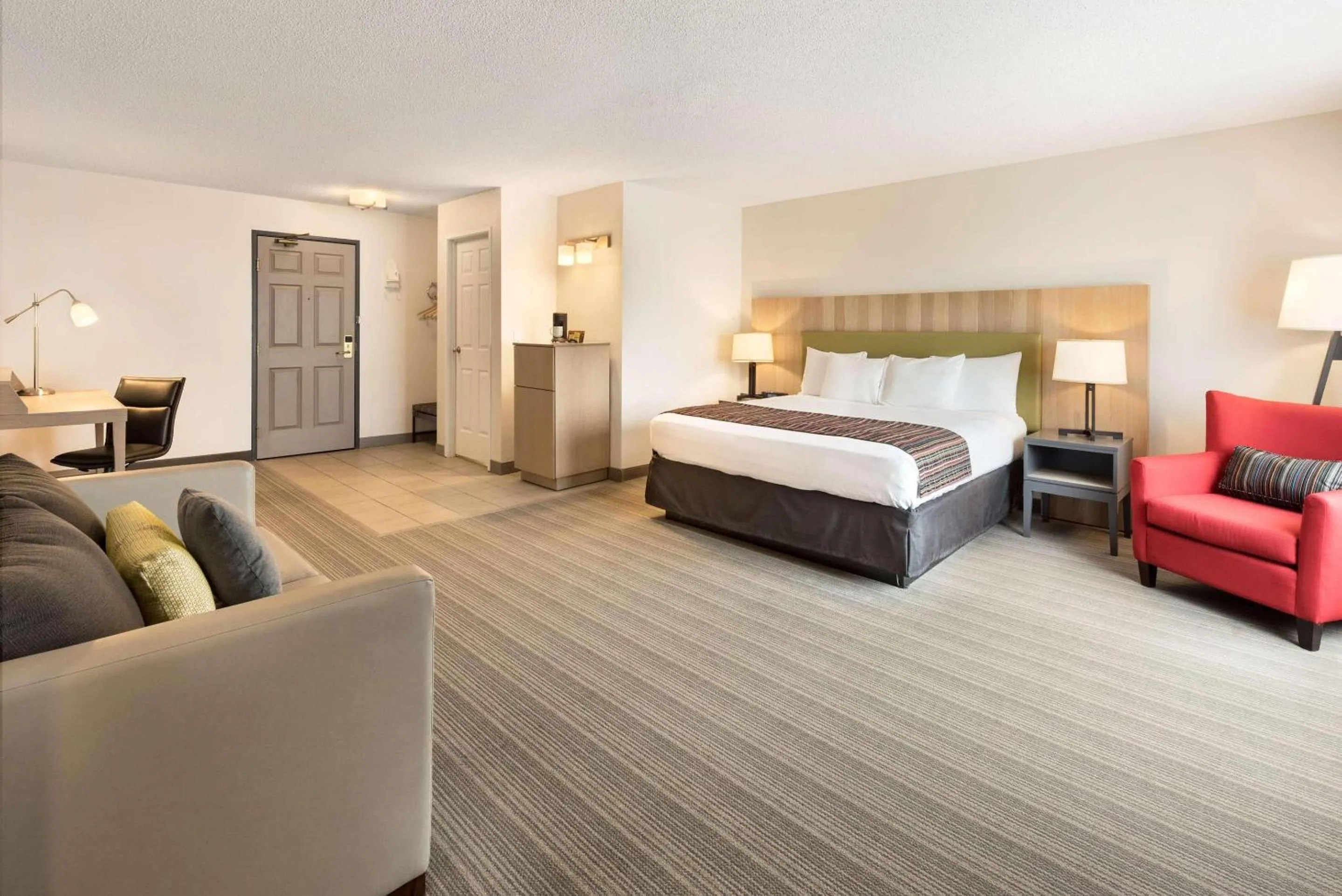 Bedroom, Bed in Country Inn & Suites by Radisson, Chippewa Falls, WI