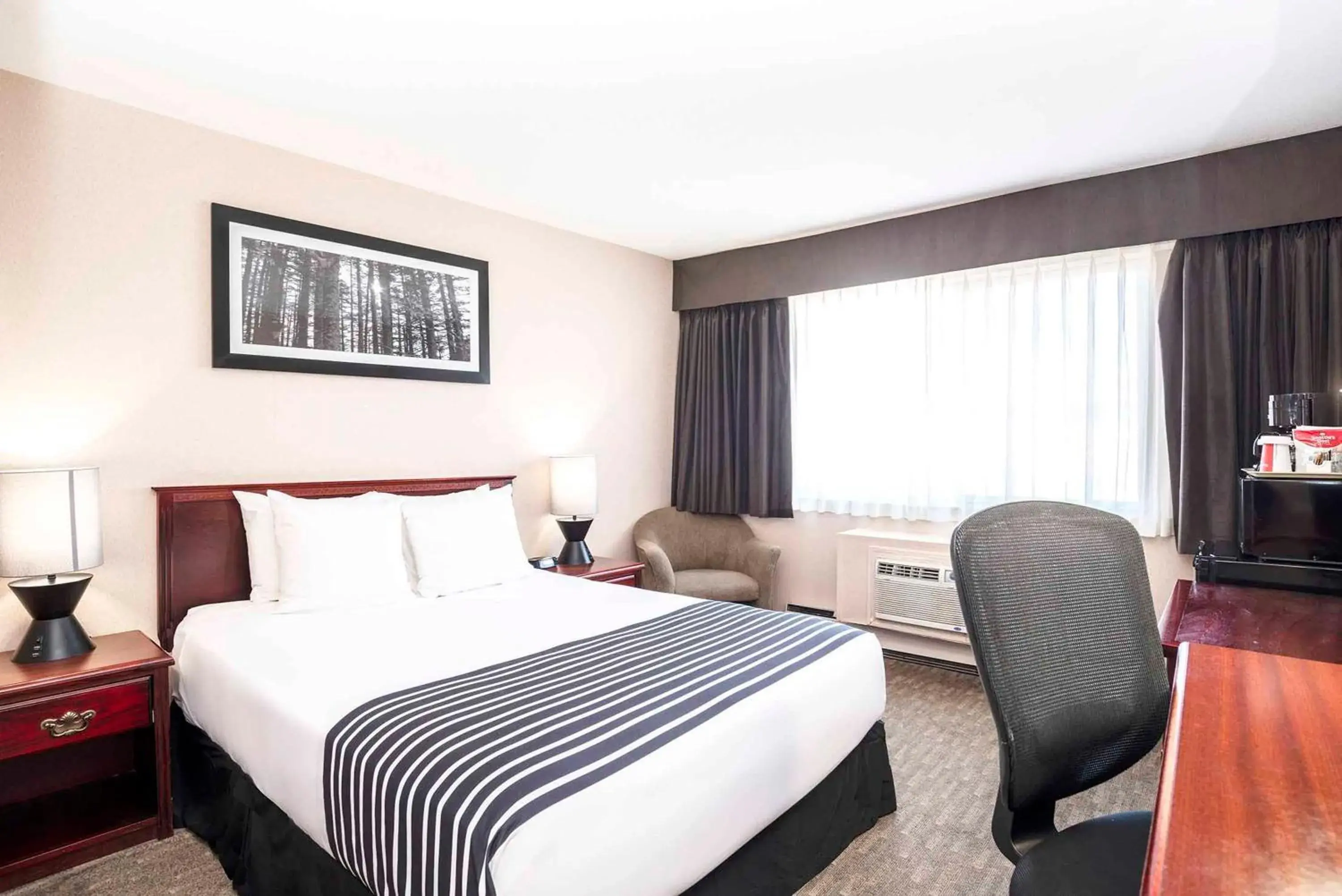 Photo of the whole room, Bed in Sandman Inn Smithers Photo of the whole room, Bed in Sandman Inn Smithers