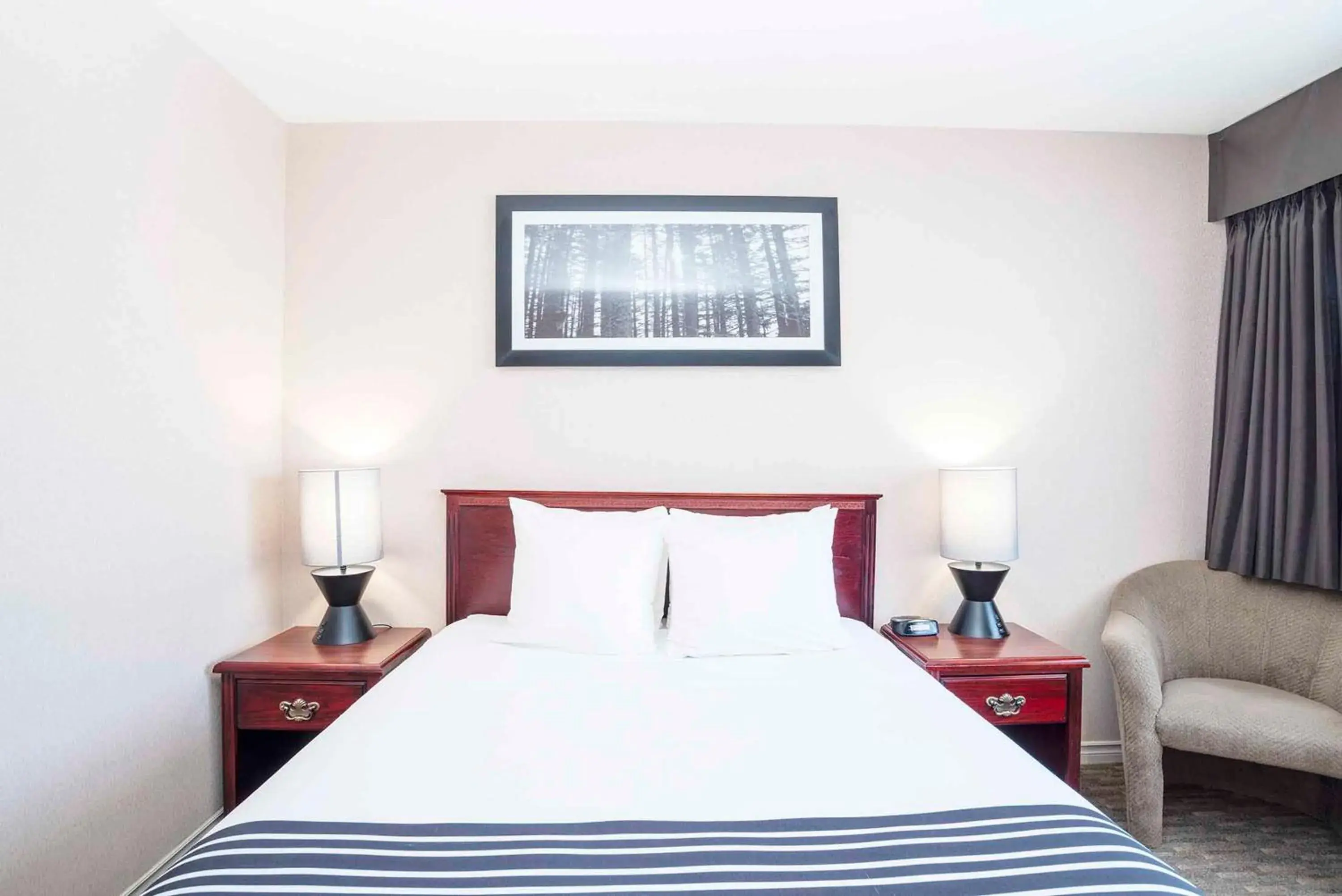 Photo of the whole room, Bed in Sandman Inn Smithers Photo of the whole room, Bed in Sandman Inn Smithers