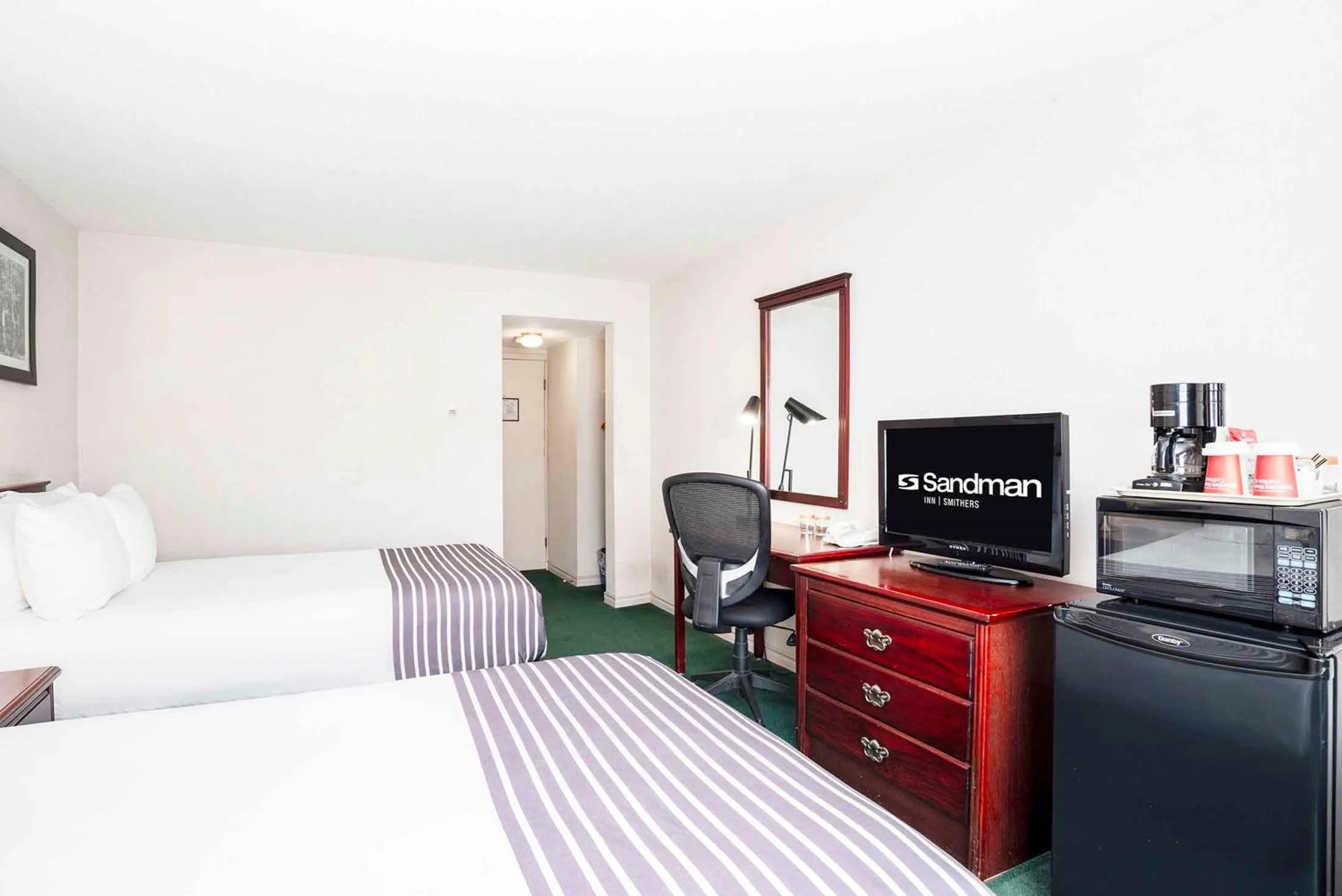 Photo of the whole room, Bed in Sandman Inn Smithers