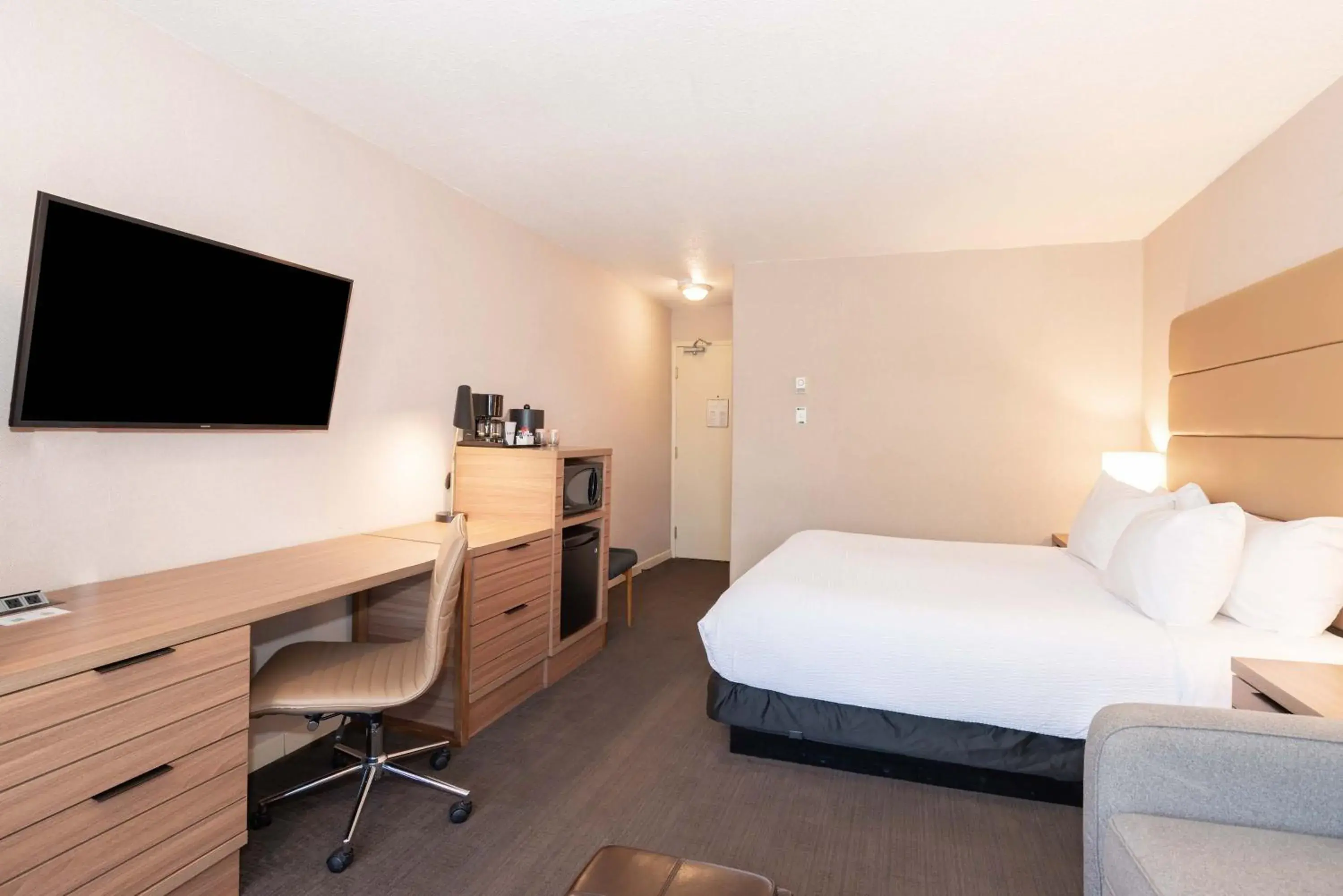 Photo of the whole room, Bed in Sandman Hotel Terrace Photo of the whole room, Bed in Sandman Hotel Terrace