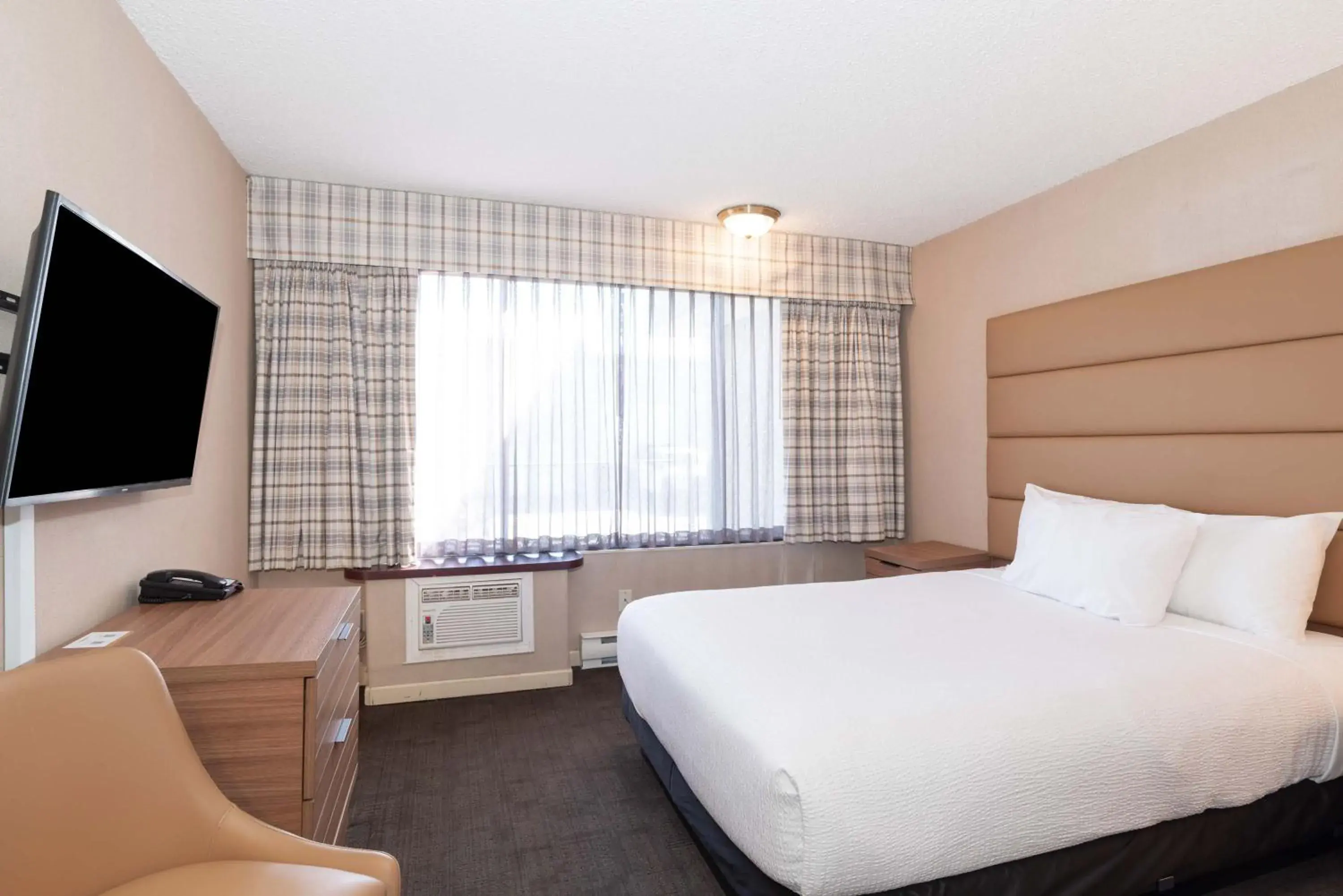 Studio Suite, 1 Queen Bed, Kitchen in Sandman Hotel Terrace Studio Suite, 1 Queen Bed, Kitchen in Sandman Hotel Terrace