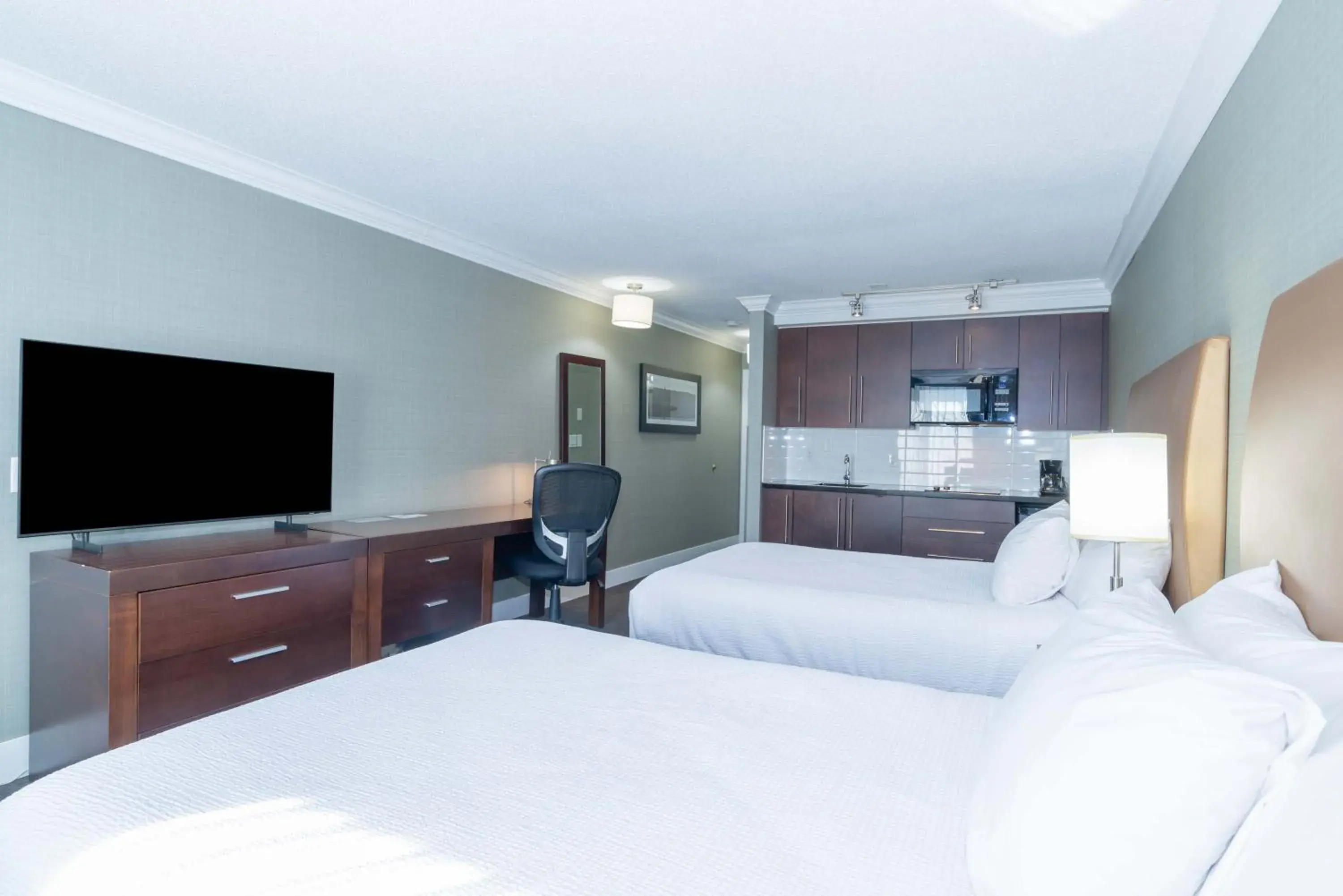 Photo of the whole room, Bed in Sandman Hotel Vernon Photo of the whole room, Bed in Sandman Hotel Vernon