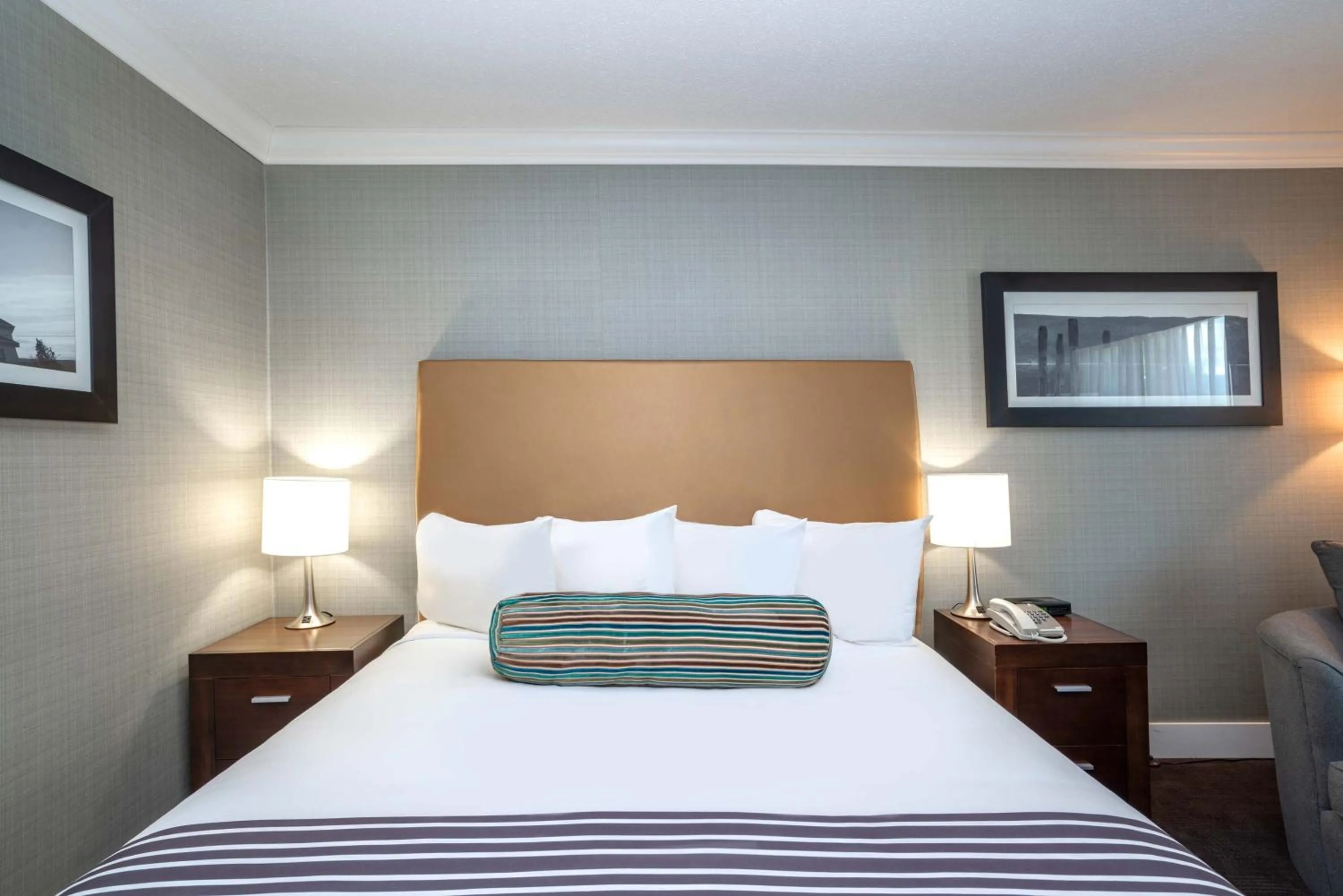 Photo of the whole room, Bed in Sandman Hotel Vernon