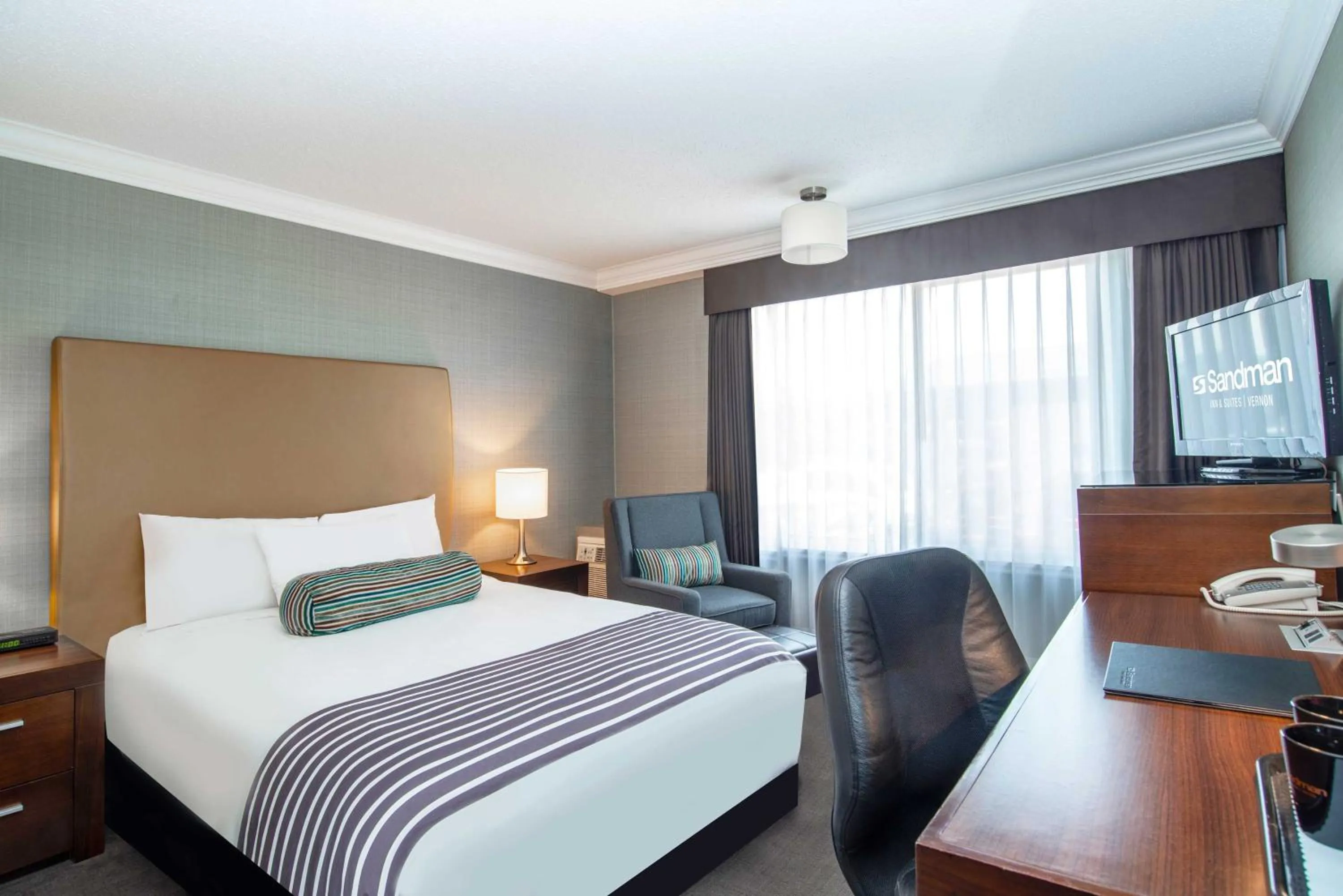 Photo of the whole room, Bed in Sandman Hotel Vernon