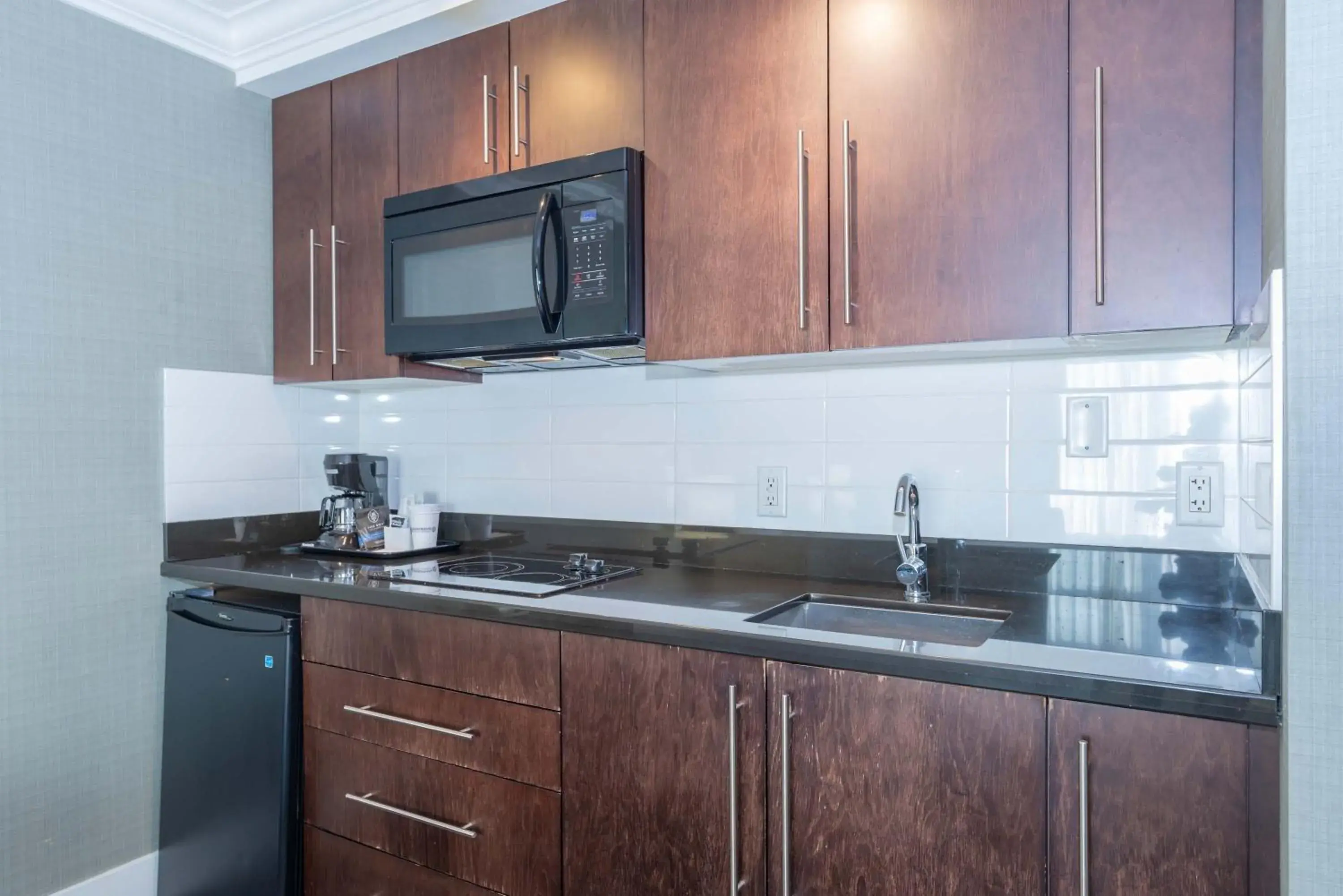 Photo of the whole room in Sandman Hotel Vernon Photo of the whole room in Sandman Hotel Vernon