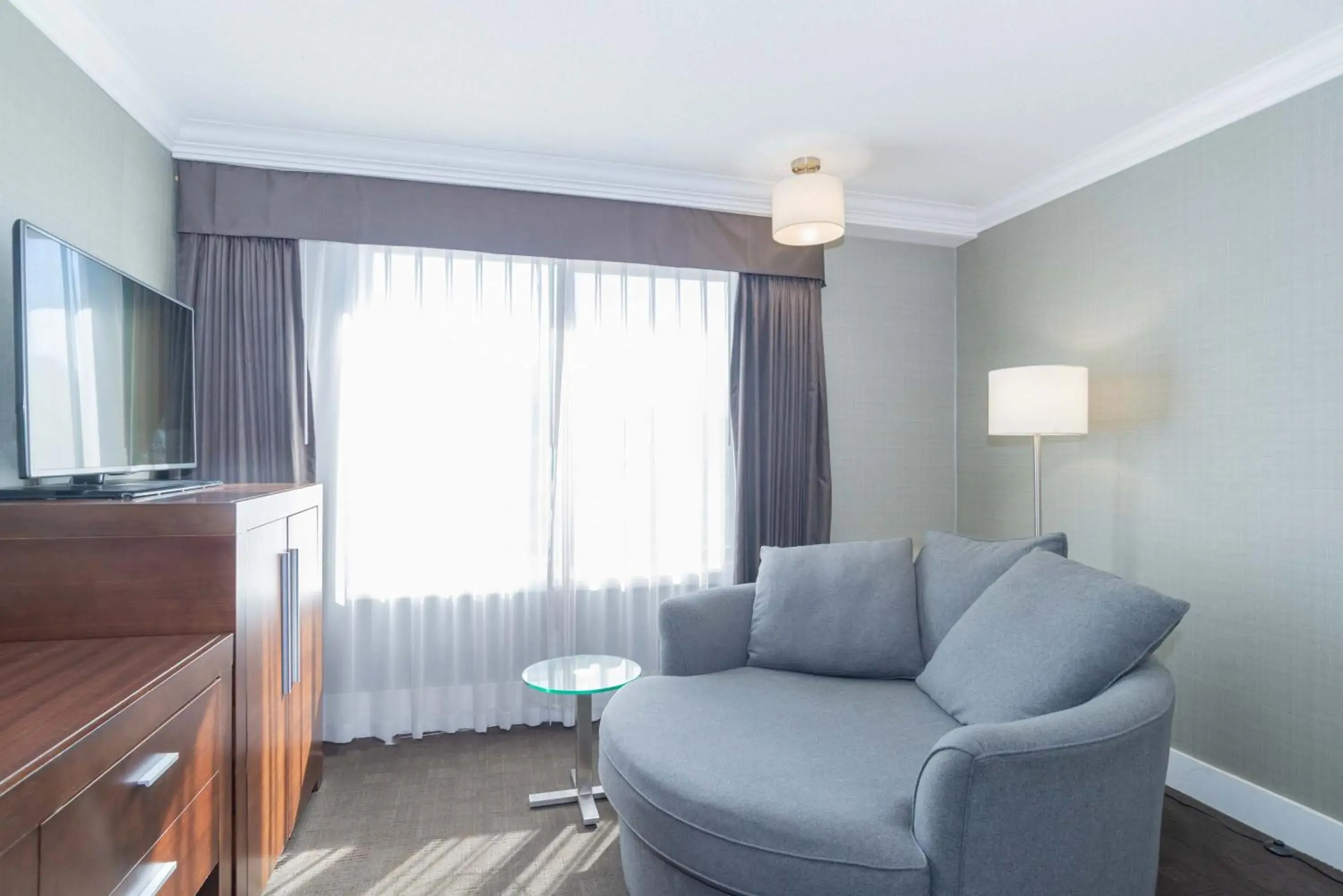 Photo of the whole room in Sandman Hotel Vernon Photo of the whole room in Sandman Hotel Vernon