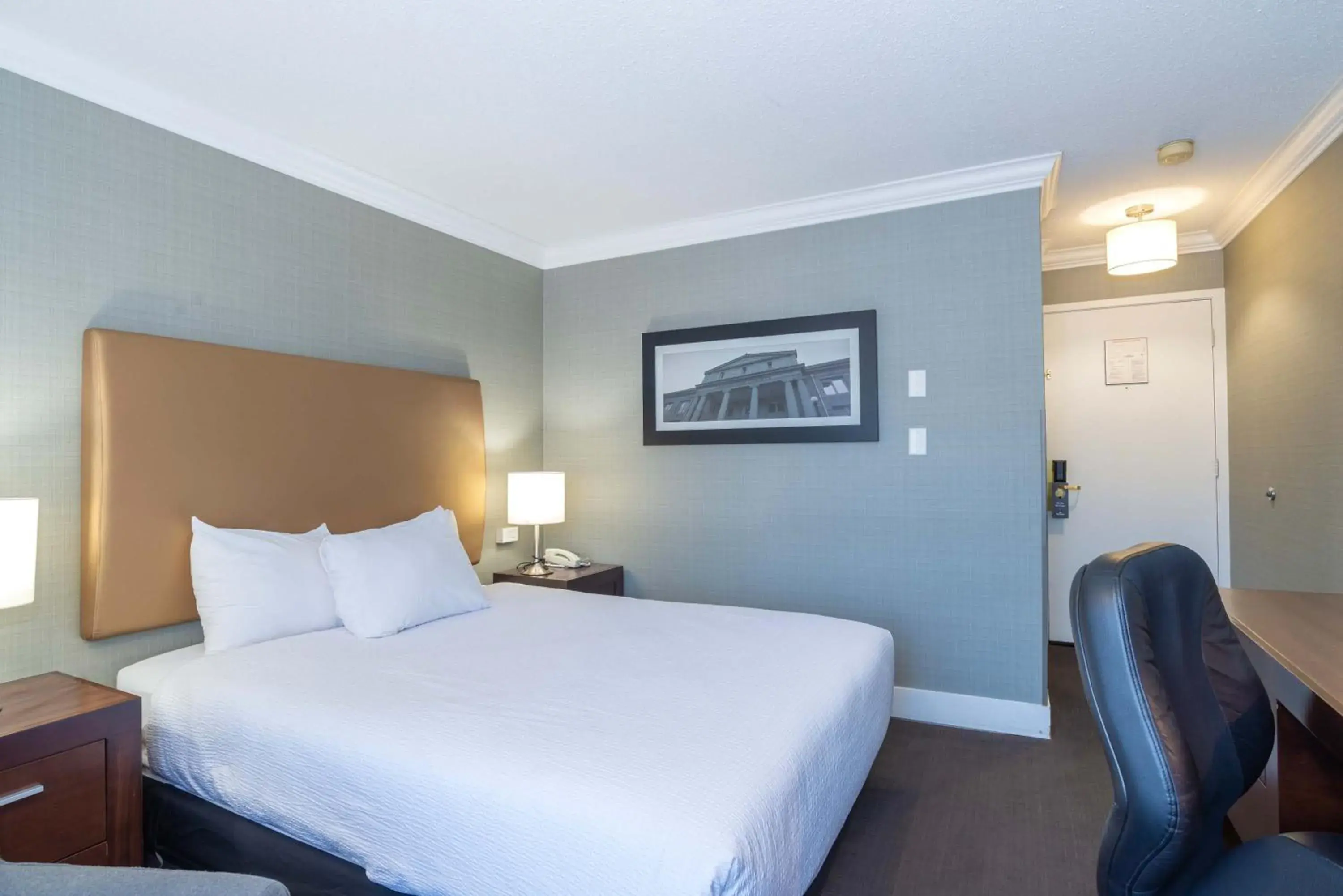 Photo of the whole room, Bed in Sandman Hotel Vernon Photo of the whole room, Bed in Sandman Hotel Vernon