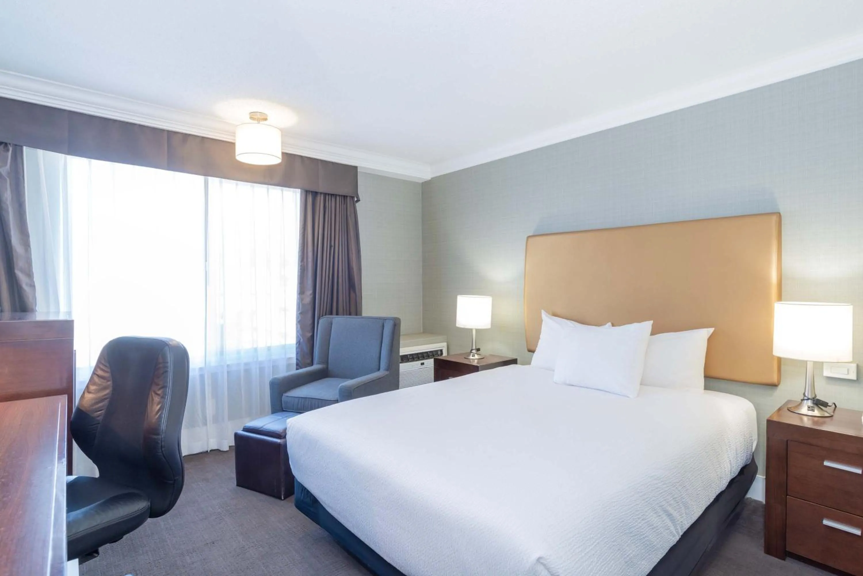 Photo of the whole room, Bed in Sandman Hotel Vernon