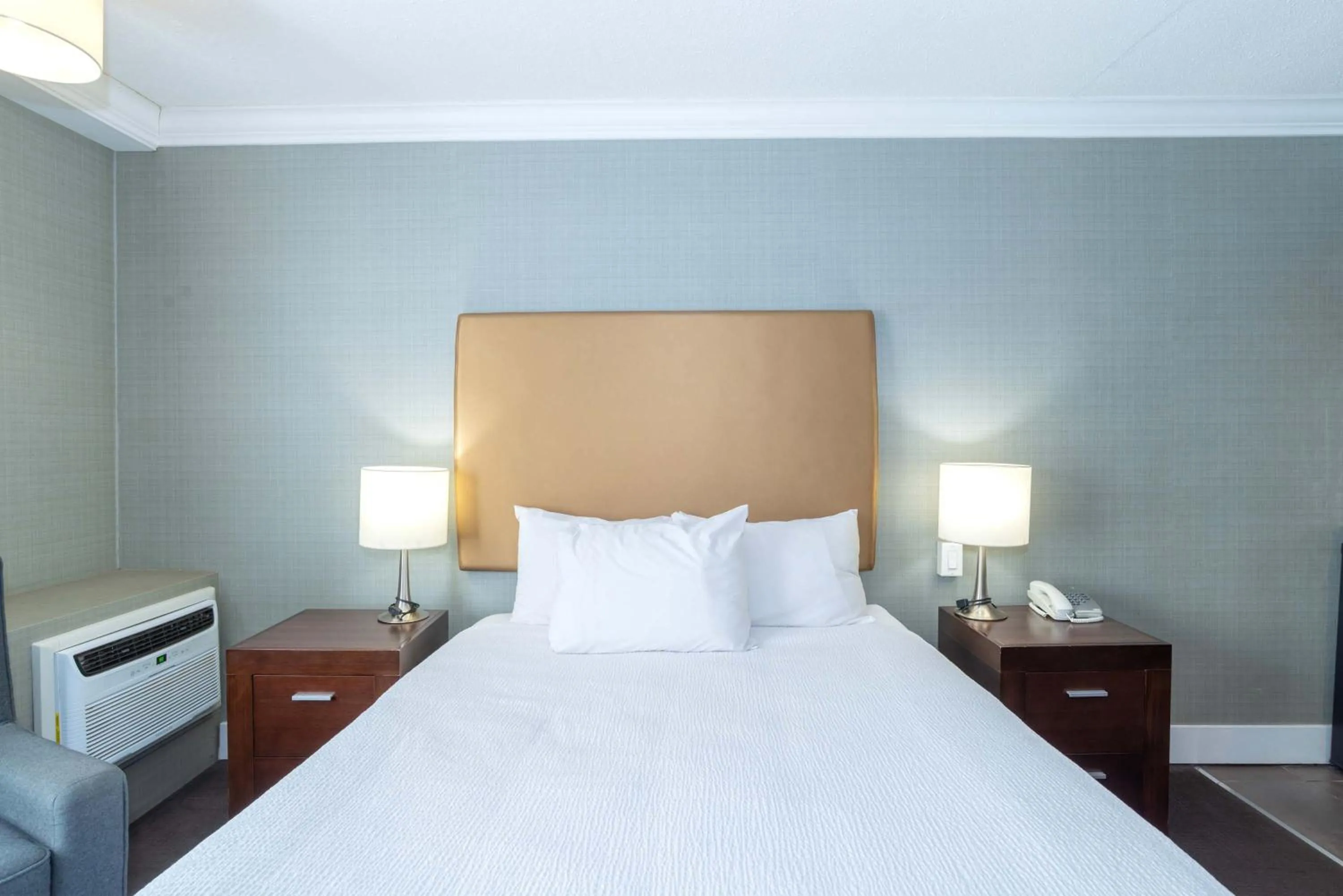 Photo of the whole room, Bed in Sandman Hotel Vernon