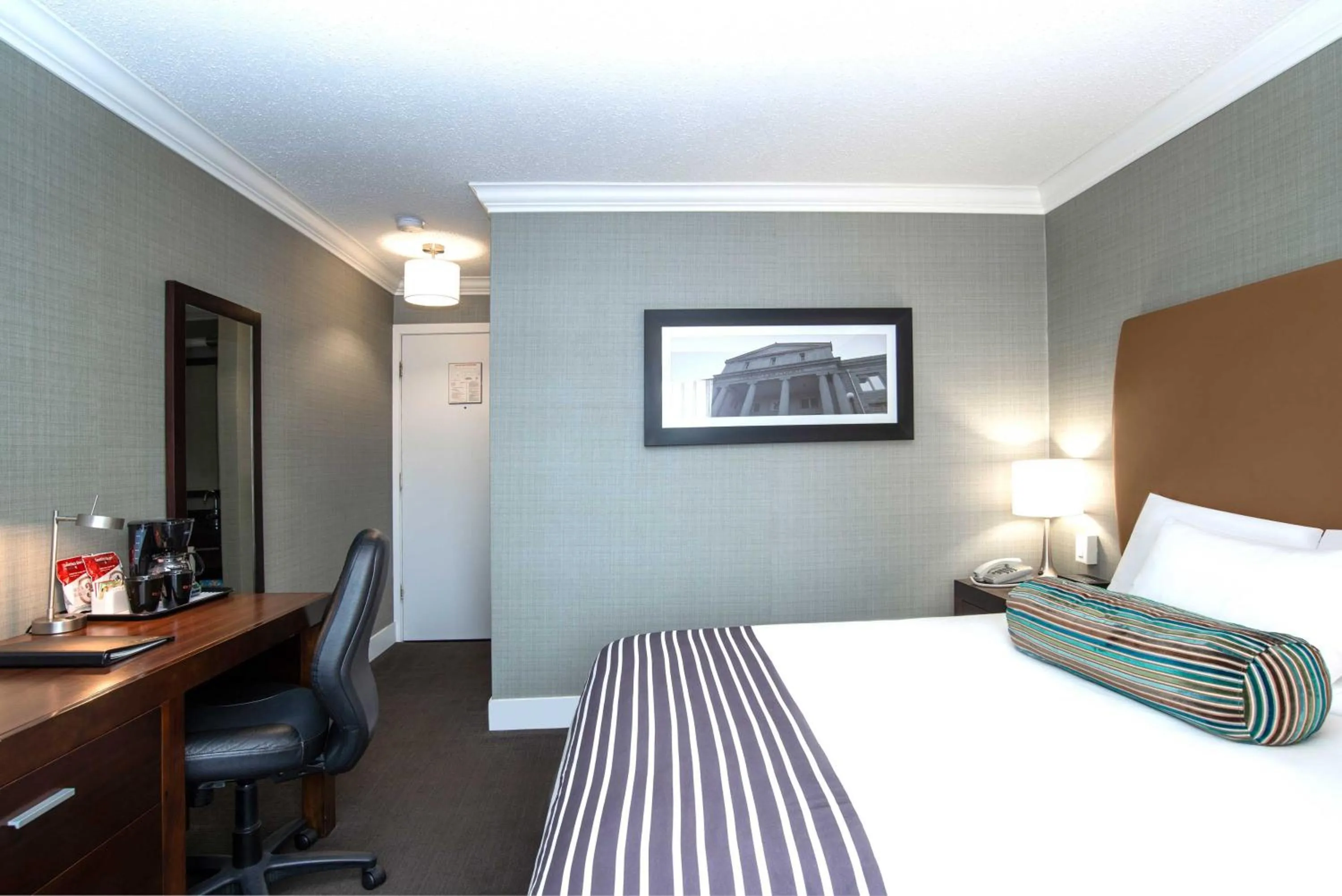 Photo of the whole room, Bed in Sandman Hotel Vernon