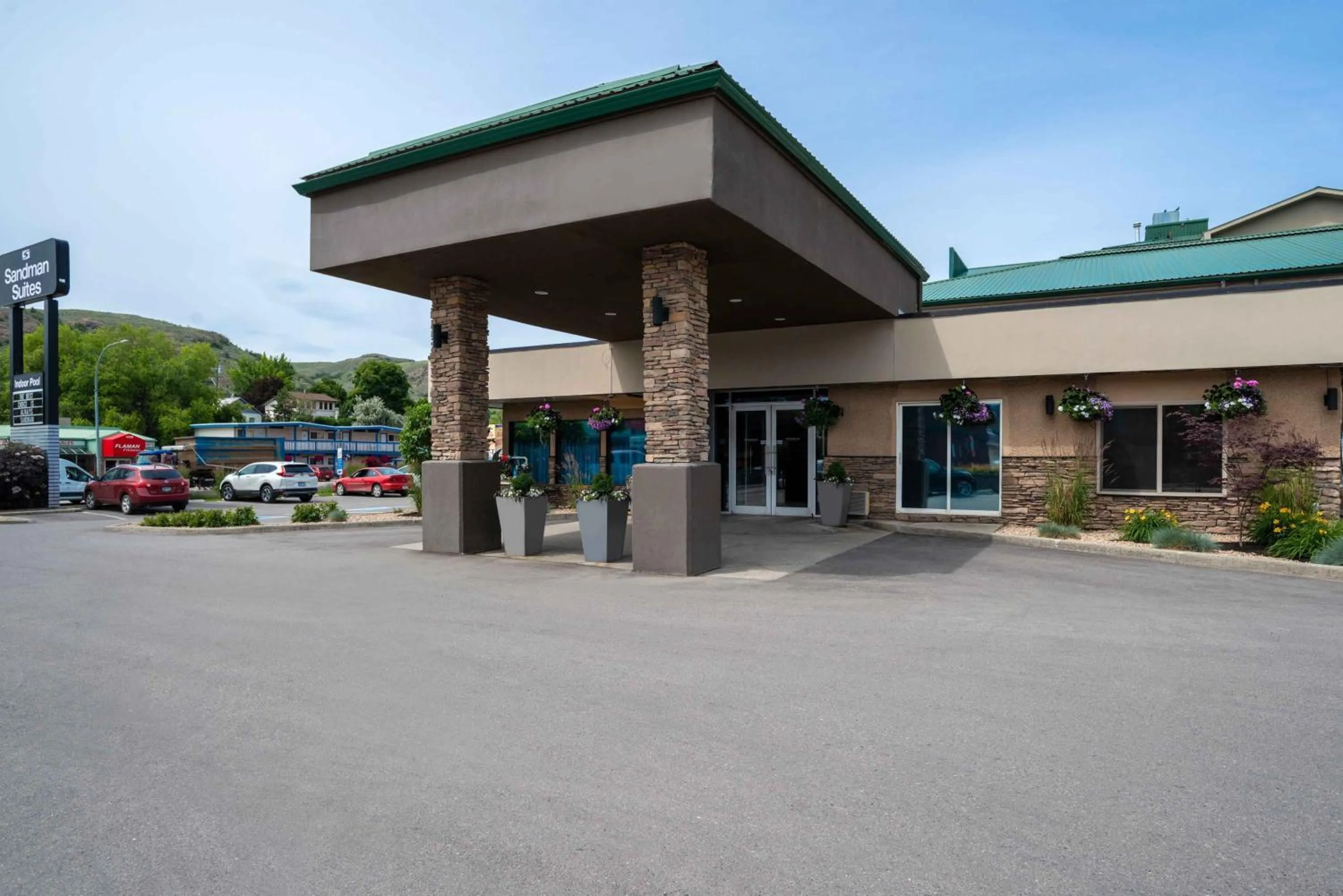 Property building in Sandman Hotel Vernon