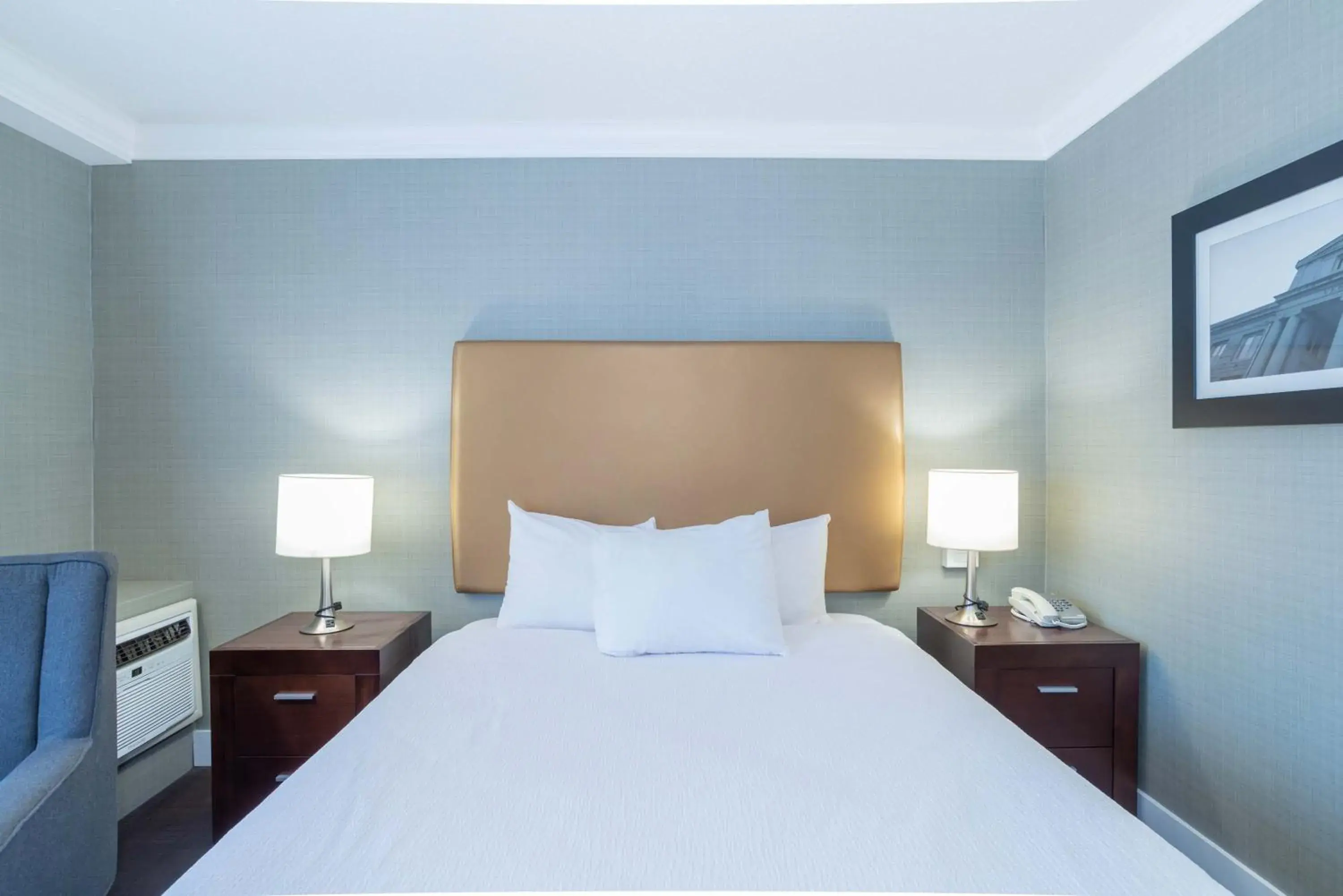 Photo of the whole room, Bed in Sandman Hotel Vernon Photo of the whole room, Bed in Sandman Hotel Vernon