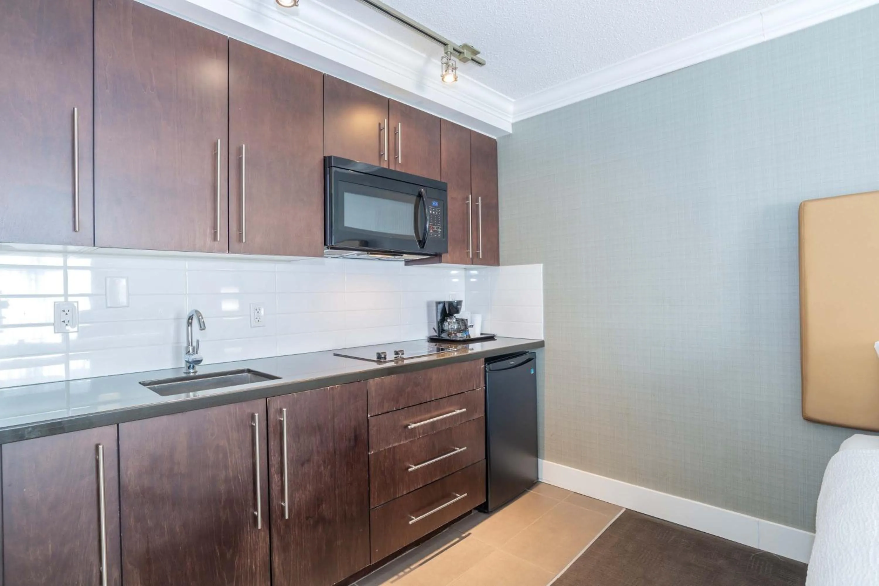 Photo of the whole room in Sandman Hotel Vernon